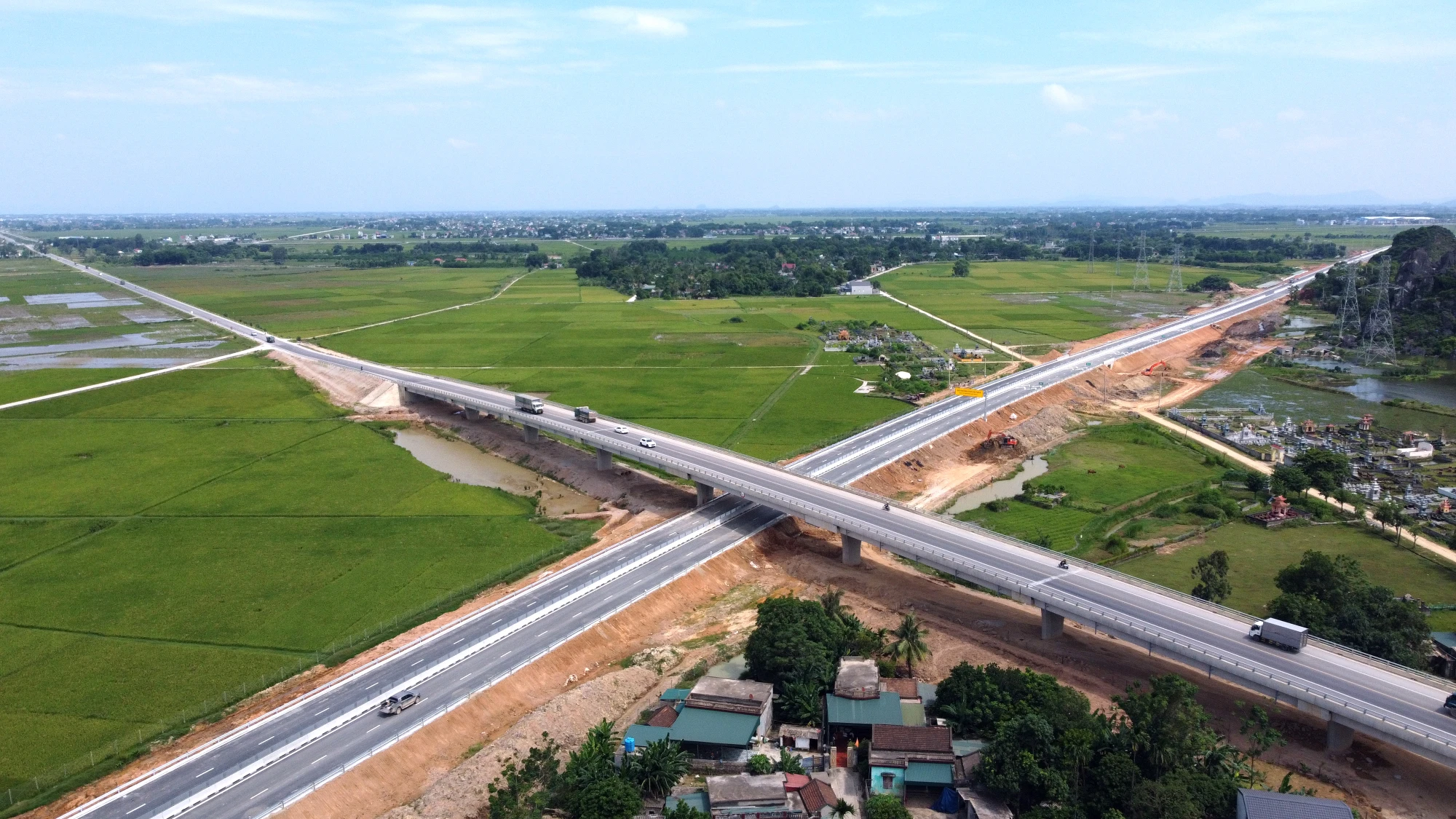 Ghi nhận của PLOchiều ngày 30-8, cơ bản tuyến cao tốc Quốc lộ 45 - Nghi Sơn đã hoàn tất những công đoạn cuối cùng trước khi chính thức cho các phương tiện lưu thông.