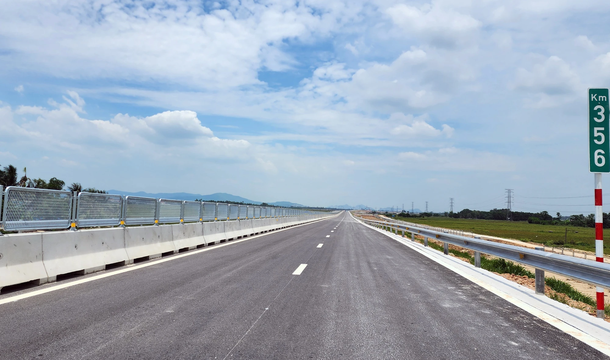 Sang giai đoạn hoàn chỉnh tuyến cao tốc được đầu tư quy mô 6 làn xe, nền đường rộng 32,25m, vận tốc thiết kế 120km/h.