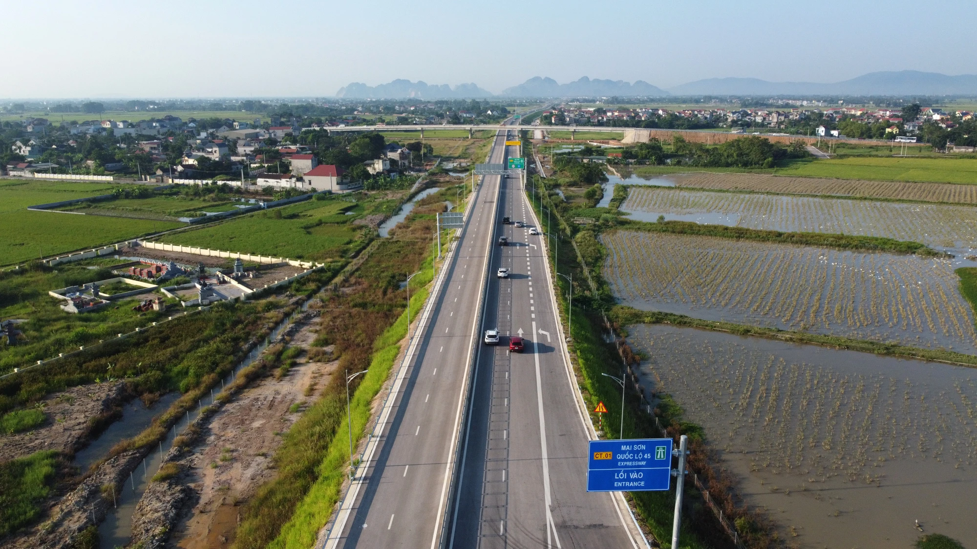 Trao đổi với PLO, anh Nguyễn Văn Tuấn (35 tuổi) quê ở Nghệ An cho biết, anh bắt đầu hành trình từ Hà Nội lúc 4g sáng đi về quê cùng gia đình. Theo anh Tuấn, với anh quãng đường này, thời gian về thành phố Vinh đã được rút ngắn hơn rất nhiều và hi vọng tuyến đường đưa vào khai thác sẽ giúp anh về quê nhiều hơn. Trao đổi với PLO, anh Nguyễn Văn Tuấn (35 tuổi) quê ở Nghệ An cho biết, anh bắt đầu hành trình từ Hà Nội lúc 4g sáng đi về quê cùng gia đình. Theo anh Tuấn, với anh quãng đường này, thời gian về thành phố Vinh đã được rút ngắn hơn rất nhiều và hi vọng tuyến đường đưa vào khai thác sẽ giúp anh về quê nhiều hơn.