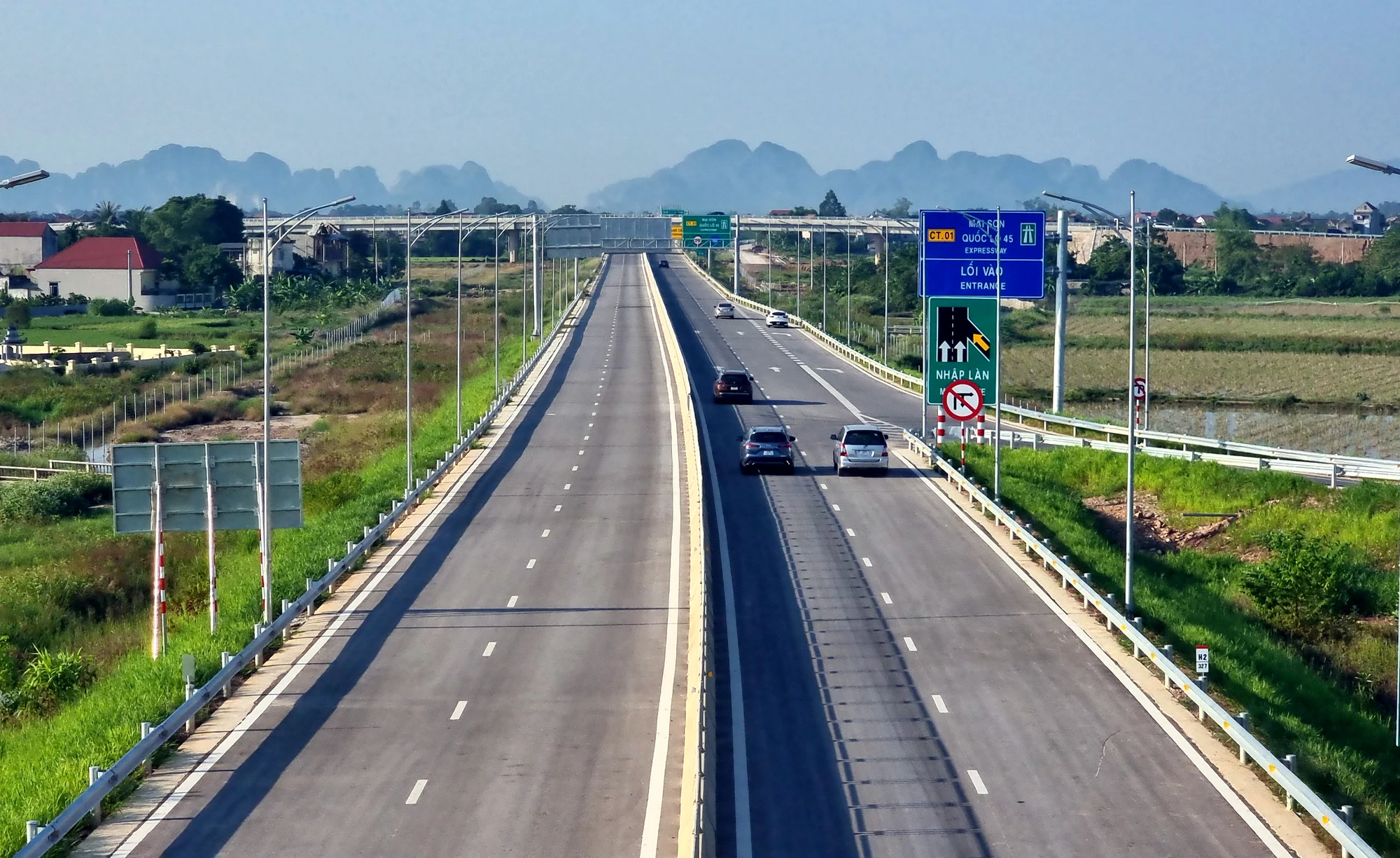 Cũng trong ngày hôm nay 1-9, Bộ GTVT phối hợp với tỉnh Thanh Hóa và Nghệ An đưa vào khai thác tạm thời phân đoạn còn lại từ nút giao Đông Xuân đến cuối tuyến (dài 9,7 km) của dự án Mai Sơn - Quốc lộ (QL) 45 và hai đoạn cao tốc QL45 - Nghi Sơn, Nghi Sơn - Diễn Châu thuộc tuyến đường bộ cao tốc Bắc - Nam giai đoạn 1 (2017 - 2020). Cũng trong ngày hôm nay 1-9, Bộ GTVT phối hợp với tỉnh Thanh Hóa và Nghệ An đưa vào khai thác tạm thời phân đoạn còn lại từ nút giao Đông Xuân đến cuối tuyến (dài 9,7 km) của dự án Mai Sơn - Quốc lộ (QL) 45 và hai đoạn cao tốc QL45 - Nghi Sơn, Nghi Sơn - Diễn Châu thuộc tuyến đường bộ cao tốc Bắc - Nam giai đoạn 1 (2017 - 2020).