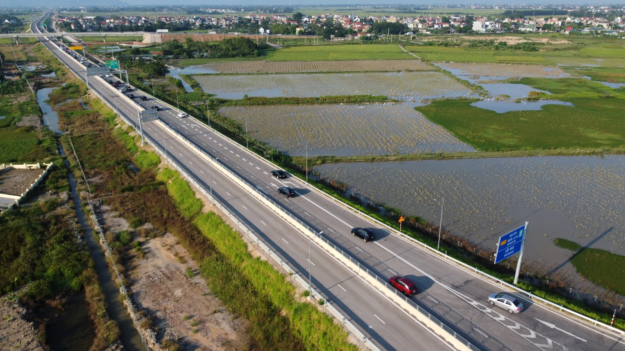 Anh Lê Văn Hòa (40 tuổi) ở quận Cầu Giấy, Hà Nội cho biết, anh cùng gia đình và một số người bạn từ Hà Nội vào đến Thanh Hóa đêm qua để tránh tắc đường. Tuy nhiên khi đọc thông tin trên báo biết tuyến cao tốc Bắc – Nam đã đi vào tận Diễn Châu (Nghệ An) nên quay xe đi tuyến cao tốc thay vì đi trên Quốc lộ 1A. Anh Lê Văn Hòa (40 tuổi) ở quận Cầu Giấy, Hà Nội cho biết, anh cùng gia đình và một số người bạn từ Hà Nội vào đến Thanh Hóa đêm qua để tránh tắc đường. Tuy nhiên khi đọc thông tin trên báo biết tuyến cao tốc Bắc – Nam đã đi vào tận Diễn Châu (Nghệ An) nên quay xe đi tuyến cao tốc thay vì đi trên Quốc lộ 1A.