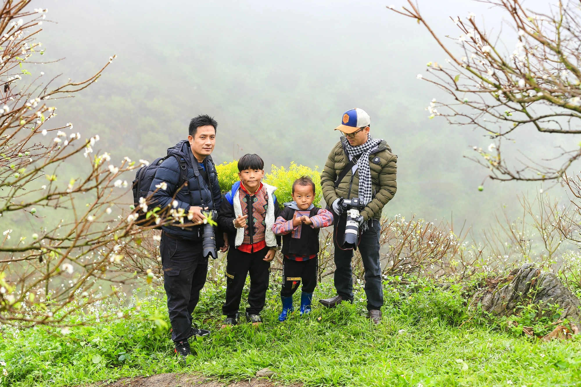 du-khach-ngo-ngang-truoc-ve-dep-hoa-man-trang-xoa-o-cao-nguyen-moc-chau-du-khach-1440.jpg