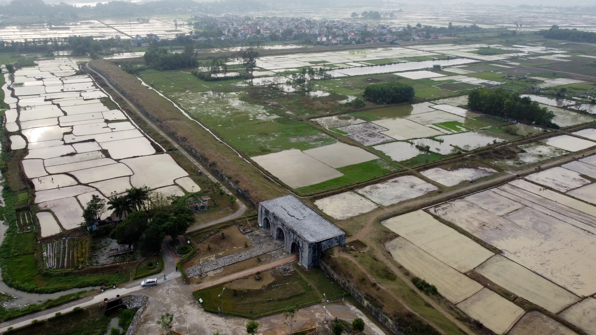 Cận cảnh rêu phong thành đá cổ lớn nhất Đông Nam Á ở Thanh Hóa - 27.JPG