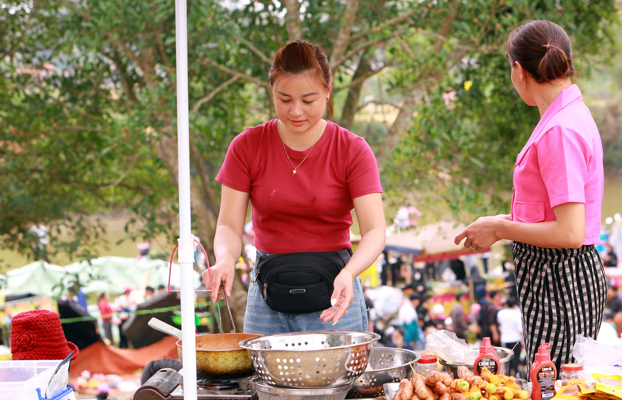 Phiên chợ độc nhất ở Thanh Hóa ném cà chua vào người để cầu may - 10.JPG