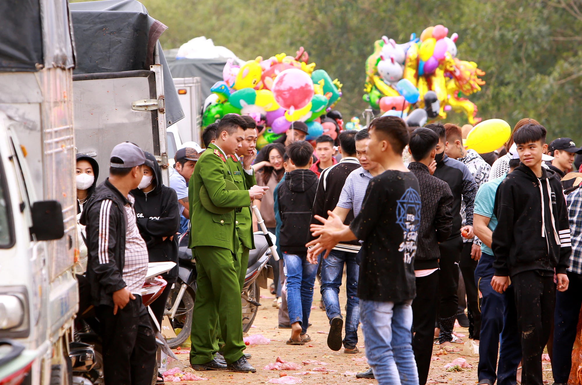 Phiên chợ độc nhất ở Thanh Hóa ném cà chua vào người để cầu may - 12.JPG