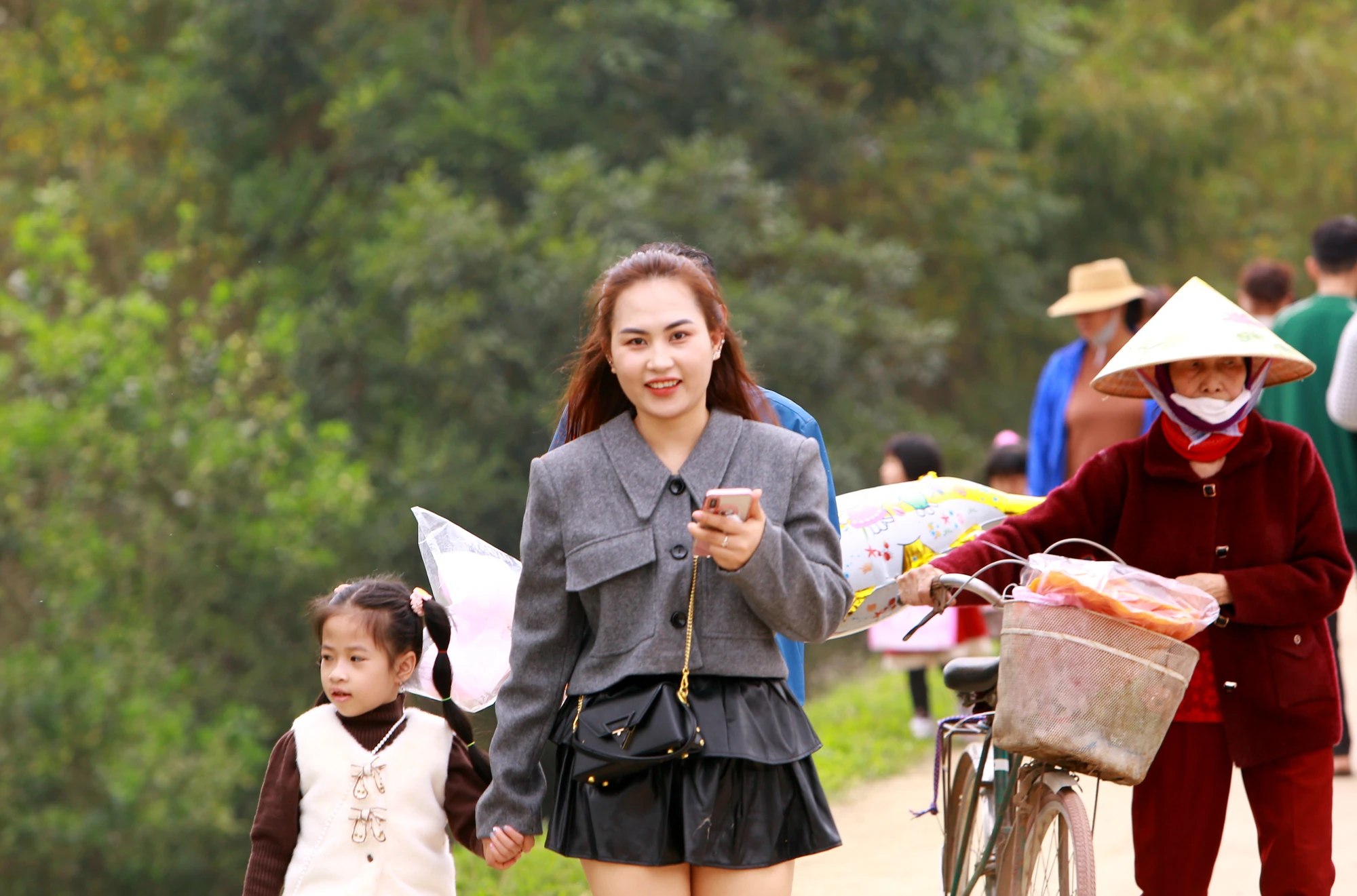 Phiên chợ độc nhất ở Thanh Hóa ném cà chua vào người để cầu may - 3.JPG