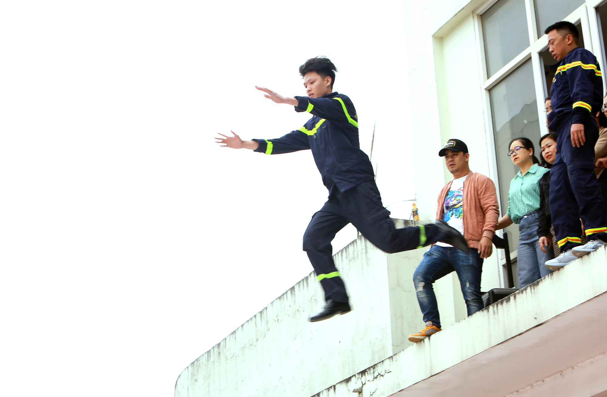 Cận cảnh sinh viên, thầy cô giáo đu dây, nhảy thoát hiểm khỏi đám cháy - 16.JPG