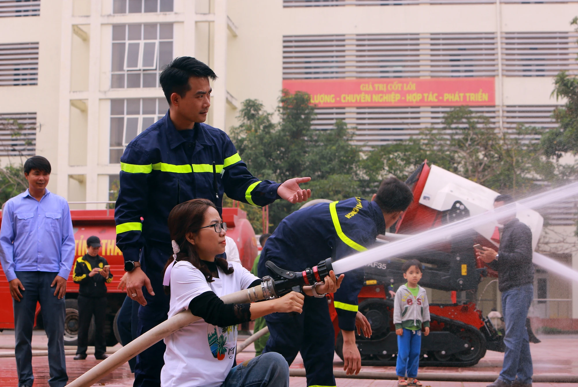 Cận cảnh sinh viên, thầy cô giáo đu dây, nhảy thoát hiểm khỏi đám cháy - 23.JPG