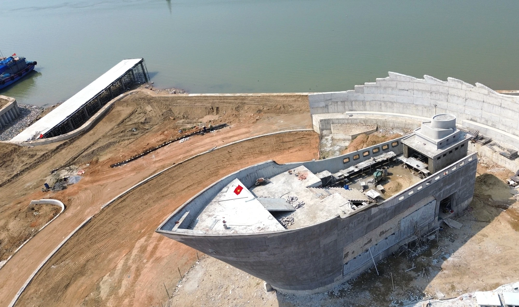 Chiêm ngưỡng Tượng đài “con tàu tập kết” ở thành phố biển Sầm Sơn-10.JPG