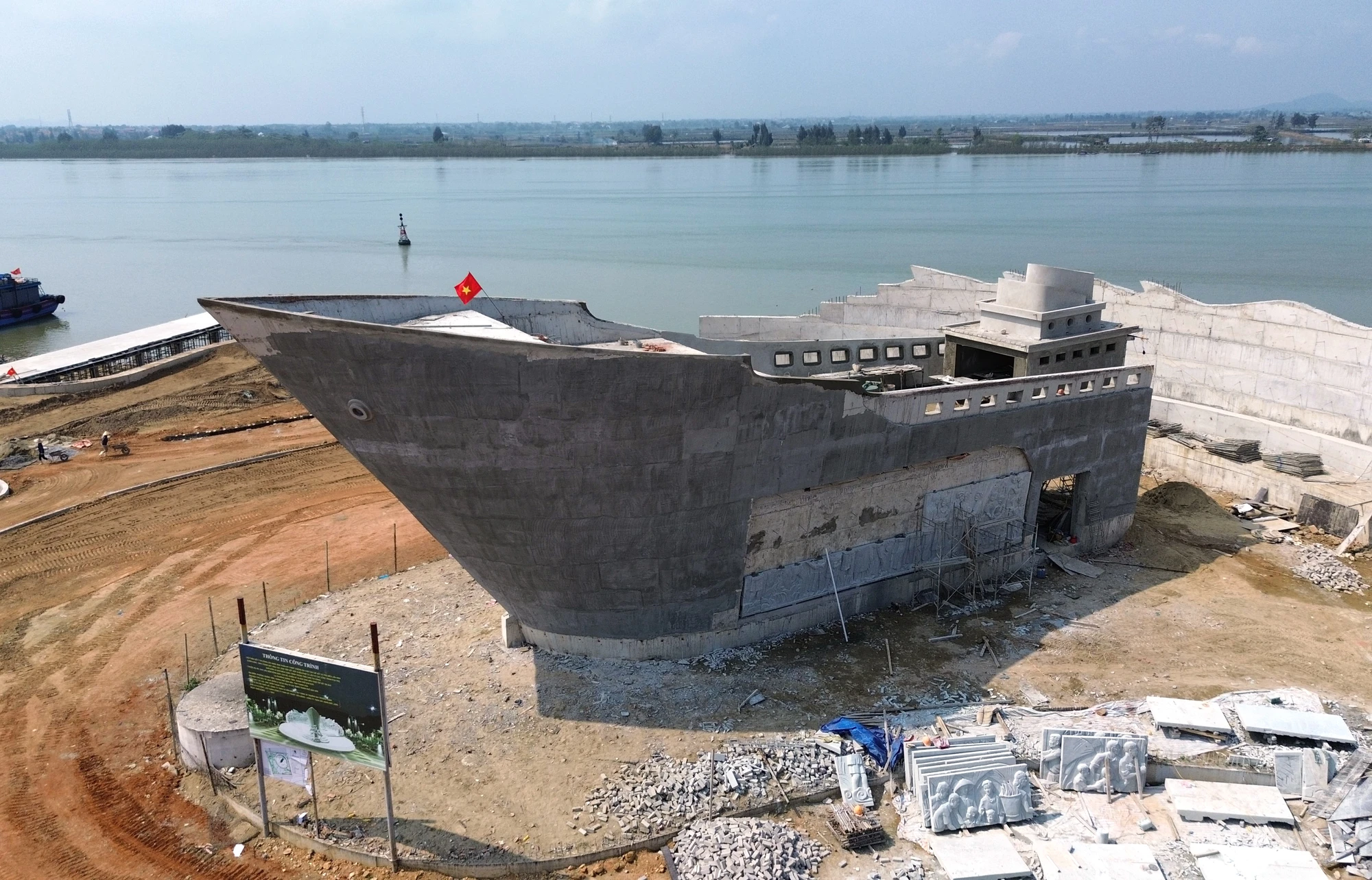 Chiêm ngưỡng Tượng đài “con tàu tập kết” ở thành phố biển Sầm Sơn-12.JPG