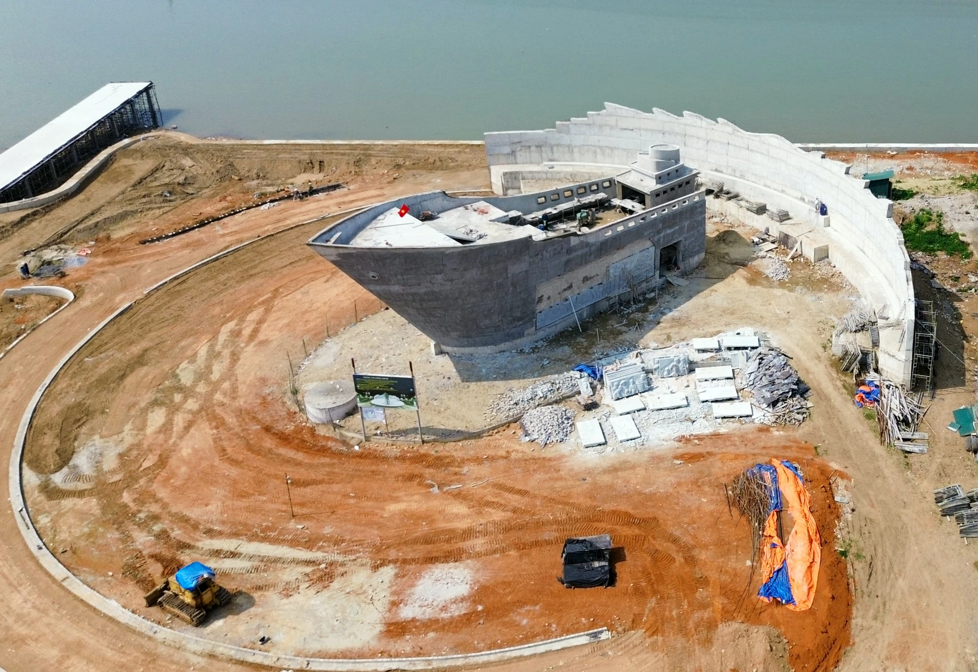 Chiêm ngưỡng Tượng đài “con tàu tập kết” ở thành phố biển Sầm Sơn-14.JPG