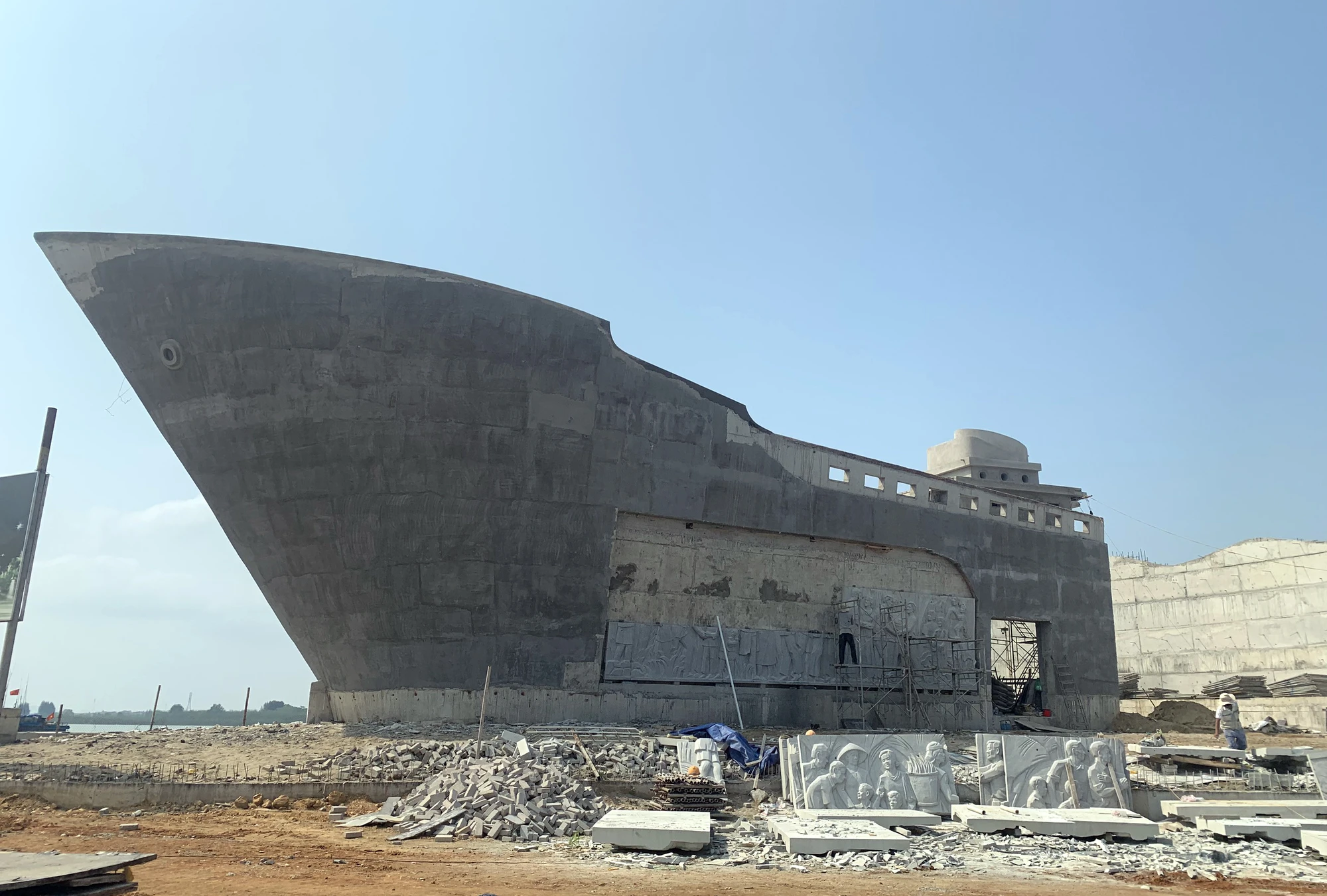 Chiêm ngưỡng Tượng đài “con tàu tập kết” ở thành phố biển Sầm Sơn-20.jpg