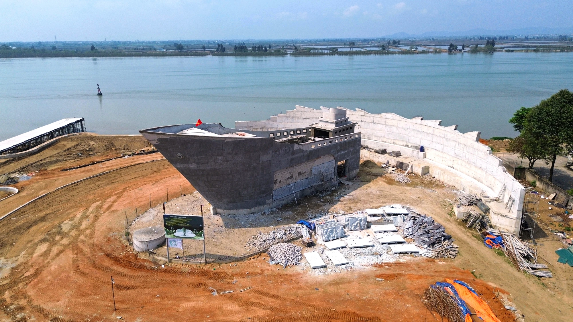 Chiêm ngưỡng Tượng đài “con tàu tập kết” ở thành phố biển Sầm Sơn-4.JPG
