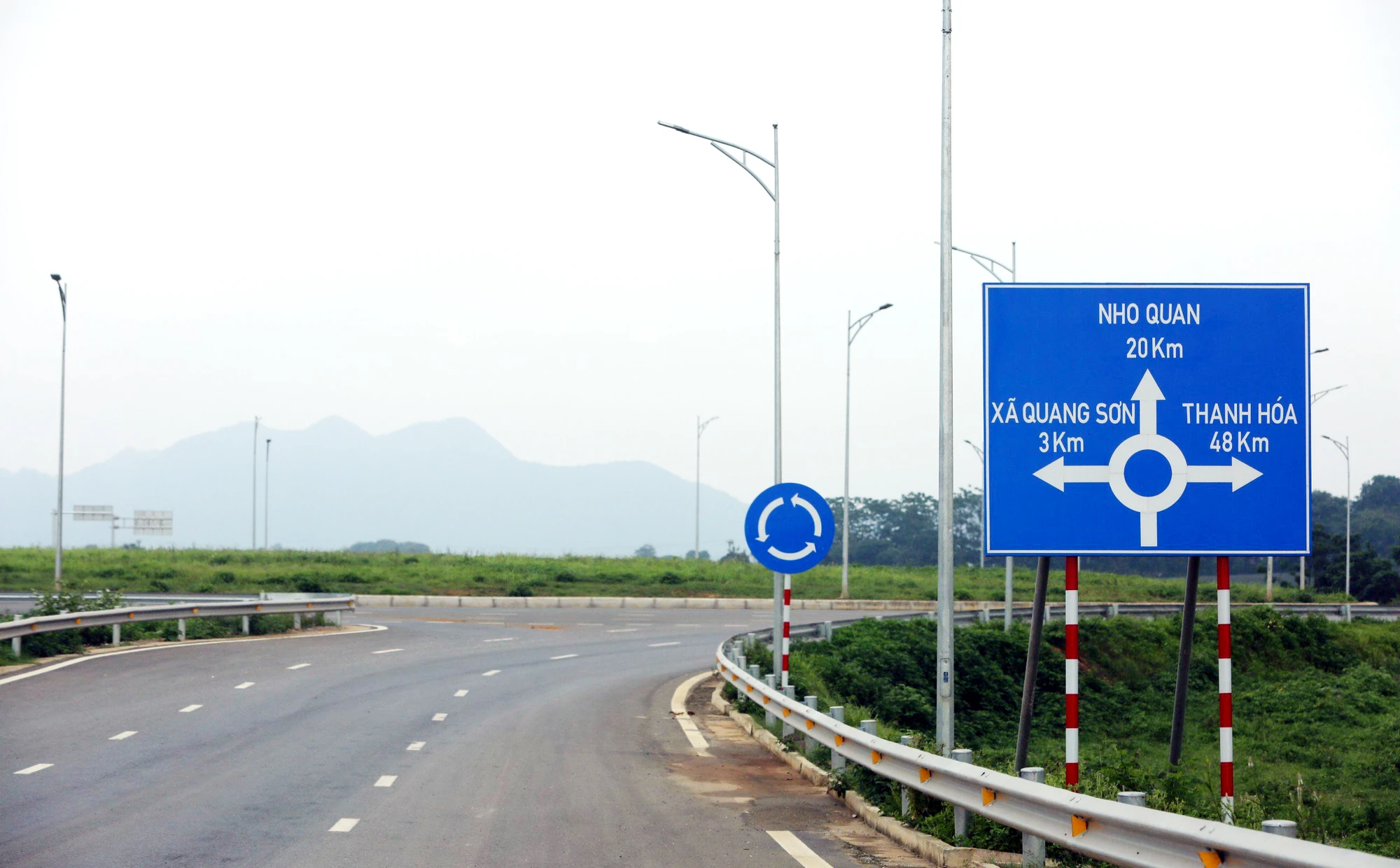 Cận cảnh nút giao thiết kế theo hình bán hoa thị trên cao tốc Mai Sơn – Quốc lộ 45 - 1.jpg