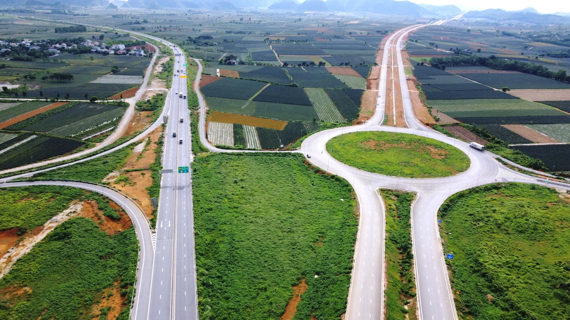 Cận cảnh nút giao thiết kế theo hình bán hoa thị trên cao tốc Mai Sơn – Quốc lộ 45 - 12.jpg