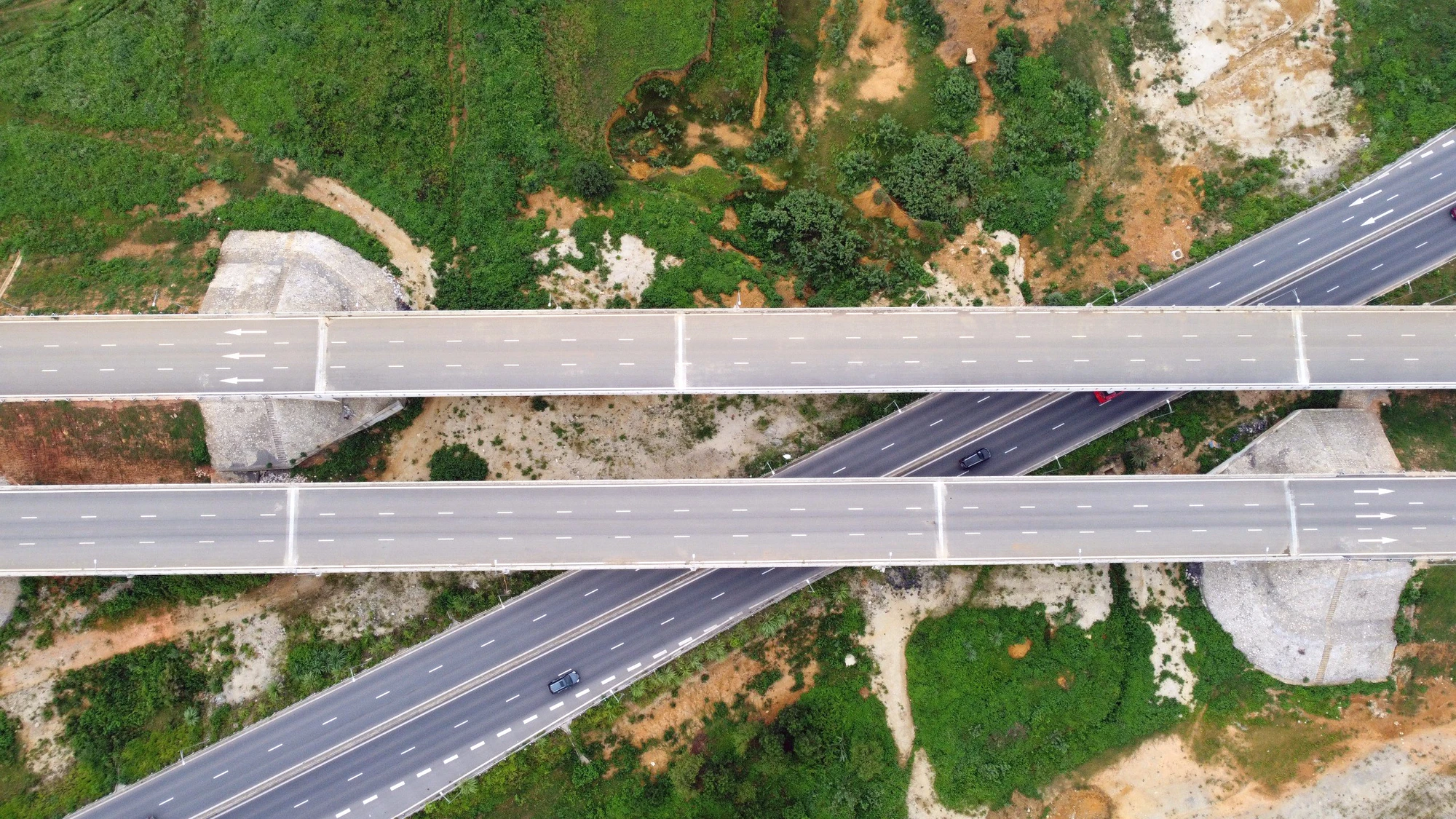 Cận cảnh nút giao thiết kế theo hình bán hoa thị trên cao tốc Mai Sơn – Quốc lộ 45 - 6.jpg