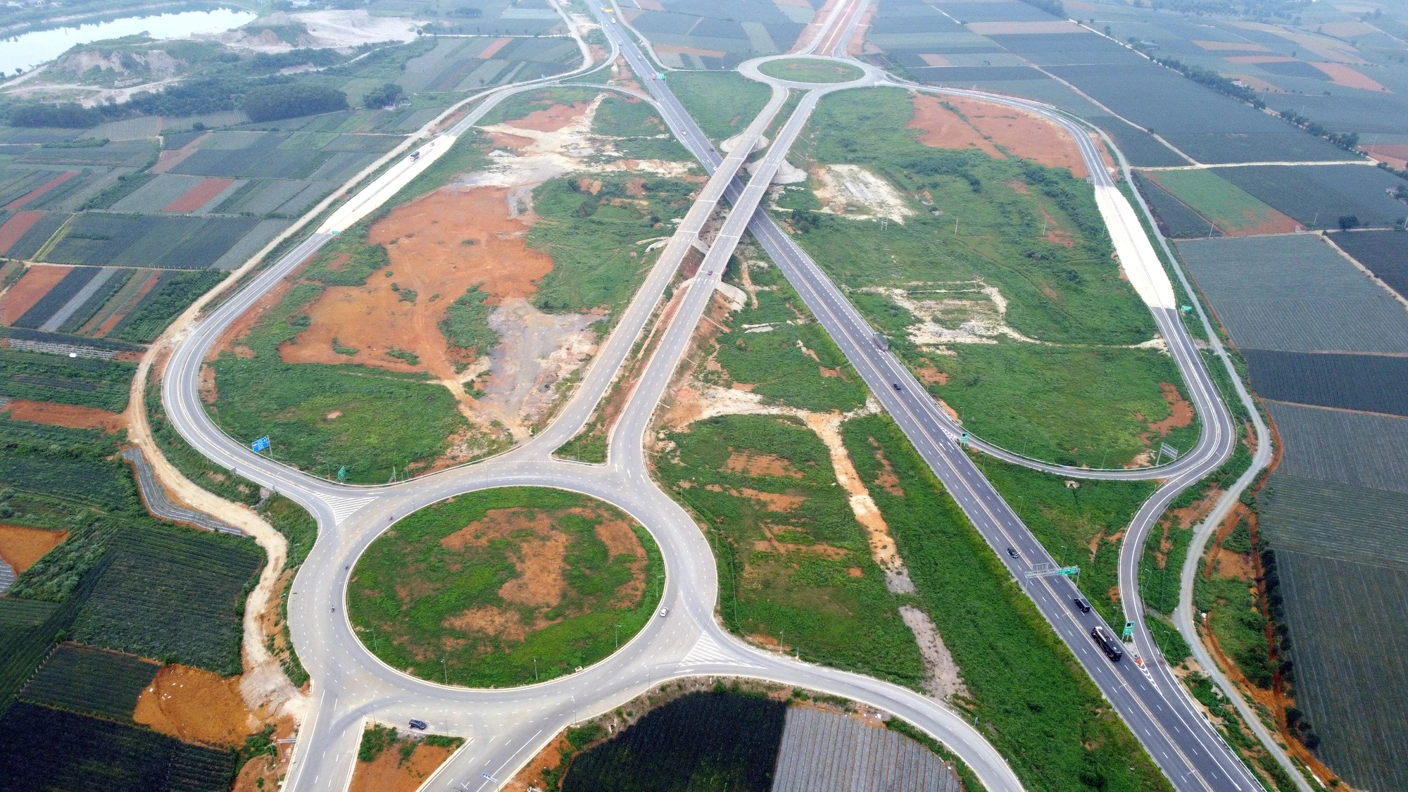 Cận cảnh nút giao thiết kế theo hình bán hoa thị trên cao tốc Mai Sơn – Quốc lộ 45 - 7.jpg