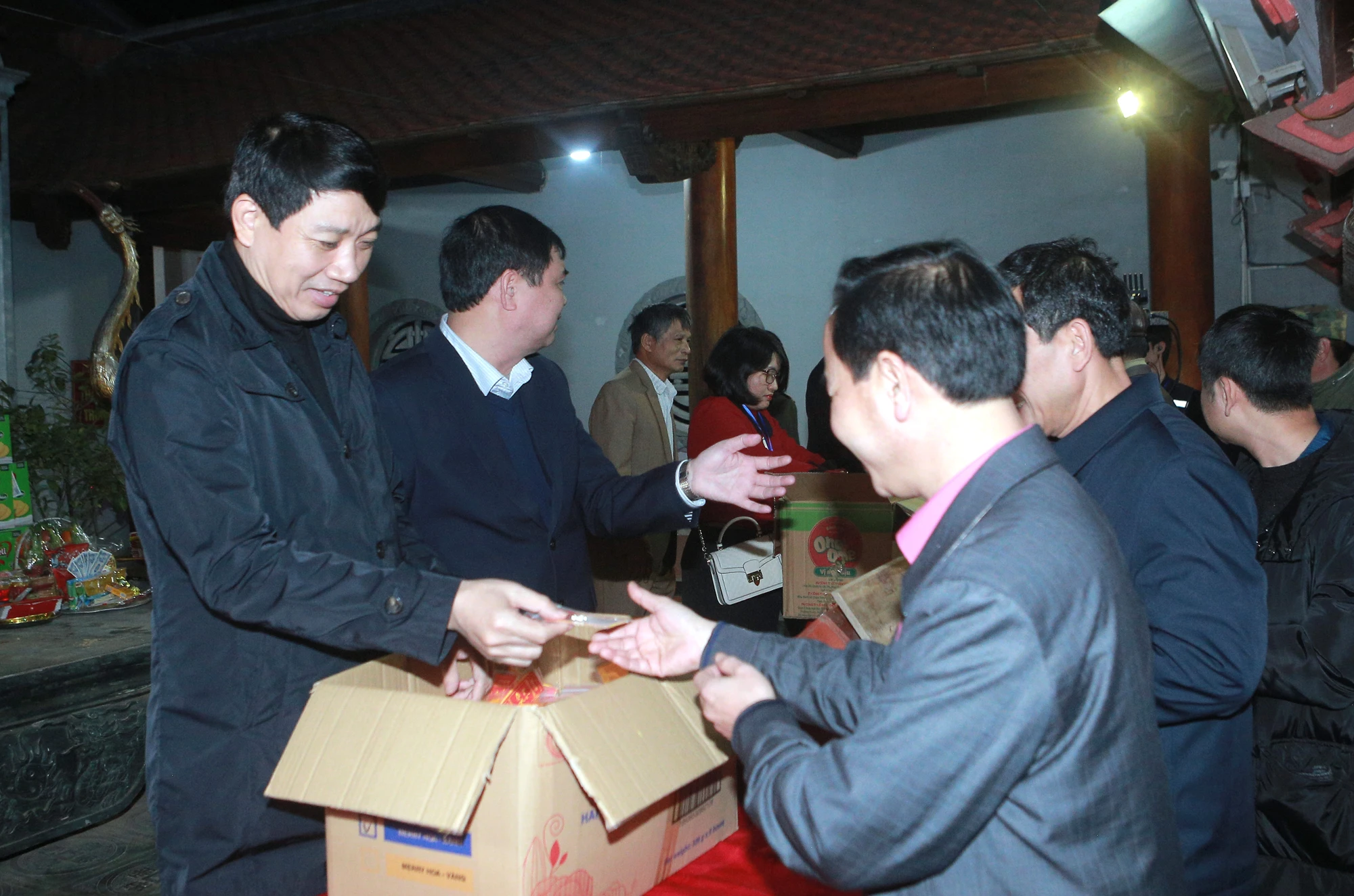 Dòng người chen chân trong đêm Khai ấn đền Trần ở Thanh Hóa -14.JPG