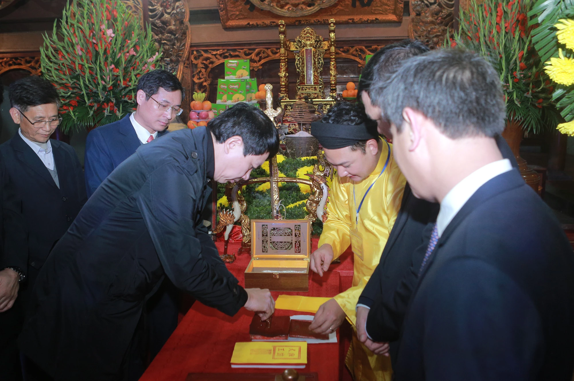 Dòng người chen chân trong đêm Khai ấn đền Trần ở Thanh Hóa -7.JPG