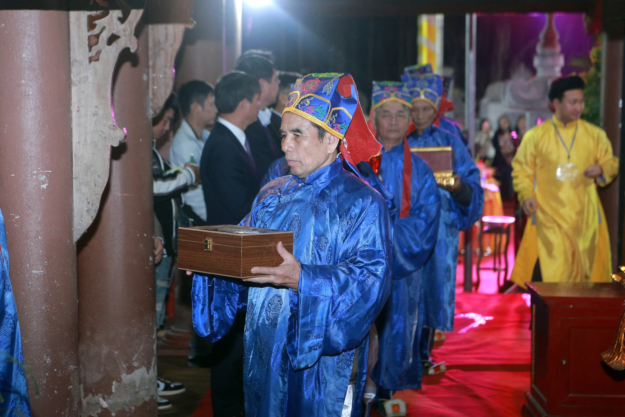 Dòng người chen chân trong đêm Khai ấn đền Trần ở Thanh Hóa -9.JPG