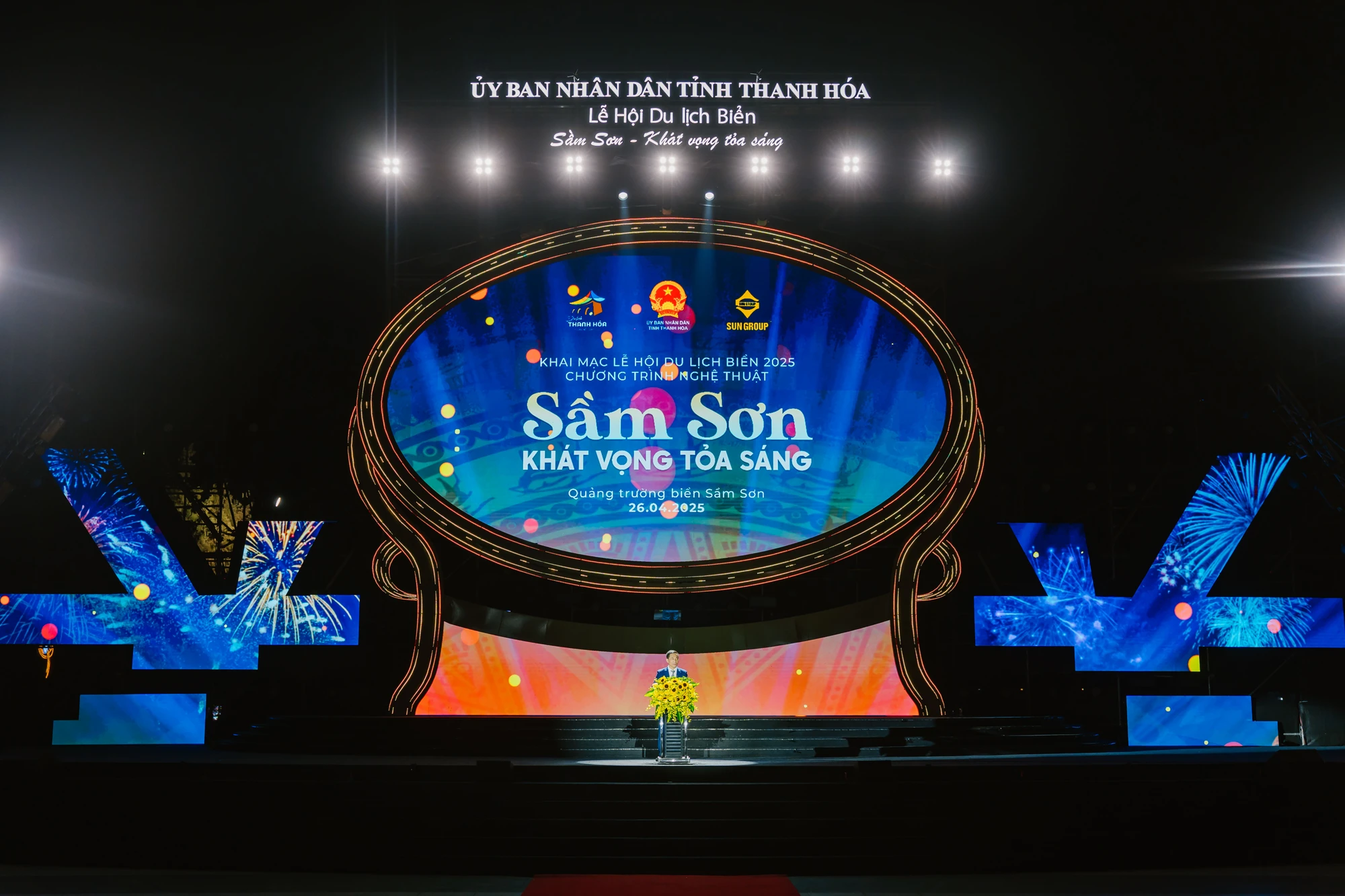 Vạn người chen chân trong đêm rực rỡ biển Sầm Sơn ngày khai hội ‘Khát vọng tỏa sáng’ -10.JPG