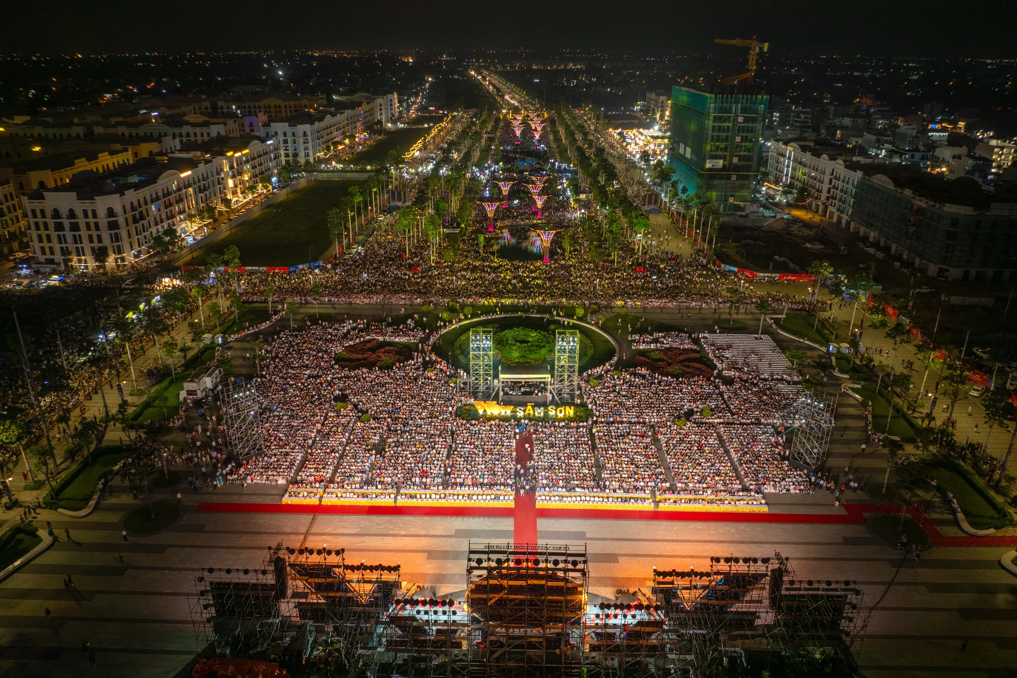 Vạn người chen chân trong đêm rực rỡ biển Sầm Sơn ngày khai hội ‘Khát vọng tỏa sáng’2.jpeg