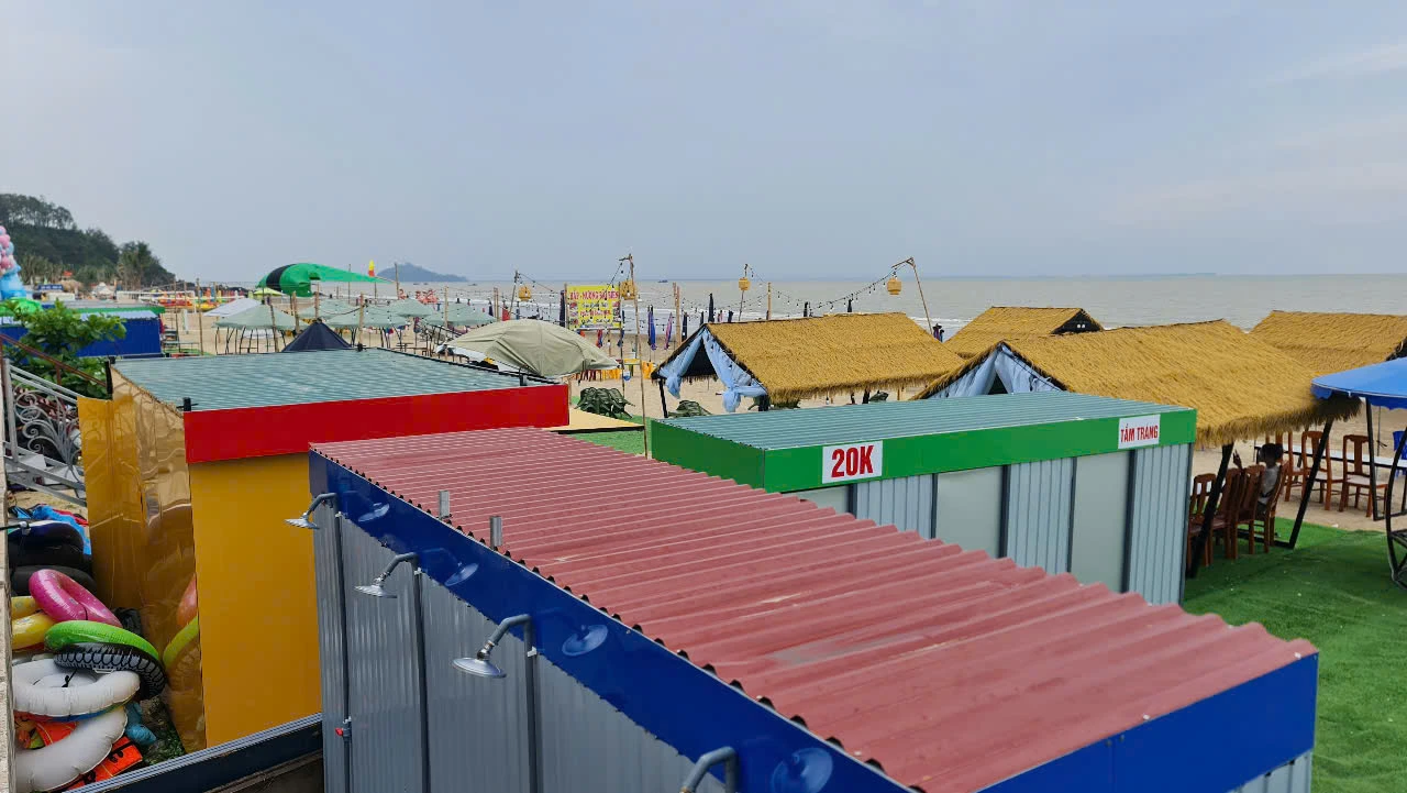 Cận cảnh biển Hoằng Trường ở Thanh Hóa bị hàng chục hộ kinh doanh chiếm dụng trái phép