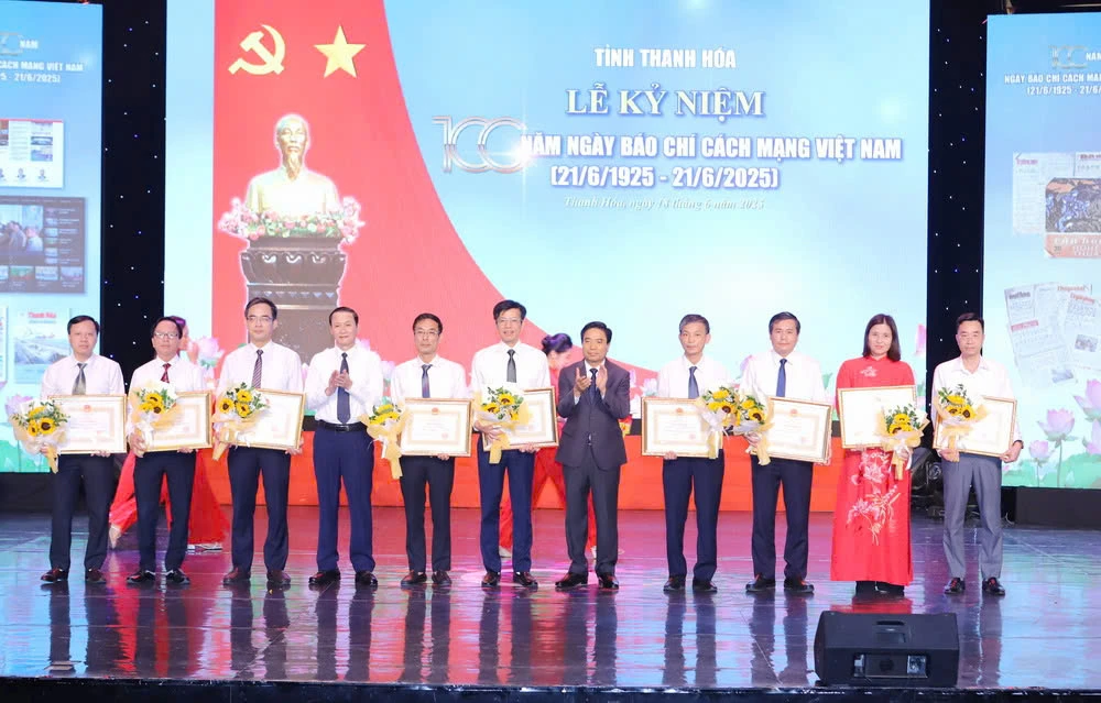 Phóng viên Báo Pháp Luật TP.HCM nhận Bằng khen Chủ tịch UBND tỉnh Thanh Hóa - 4.jpg