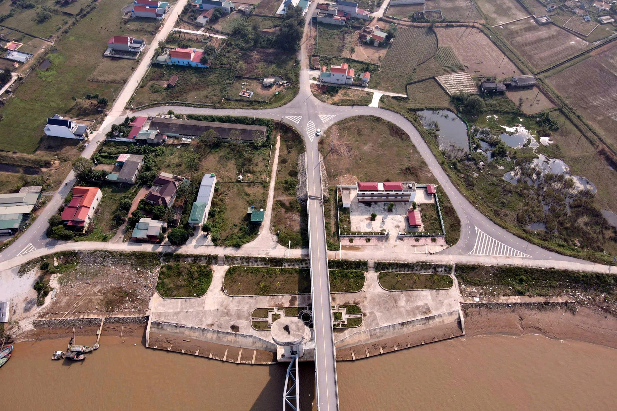 Toàn cảnh cây cầu ở Thanh Hóa xây xong, nhưng người dân vẫn phải đi đò -10.jpg