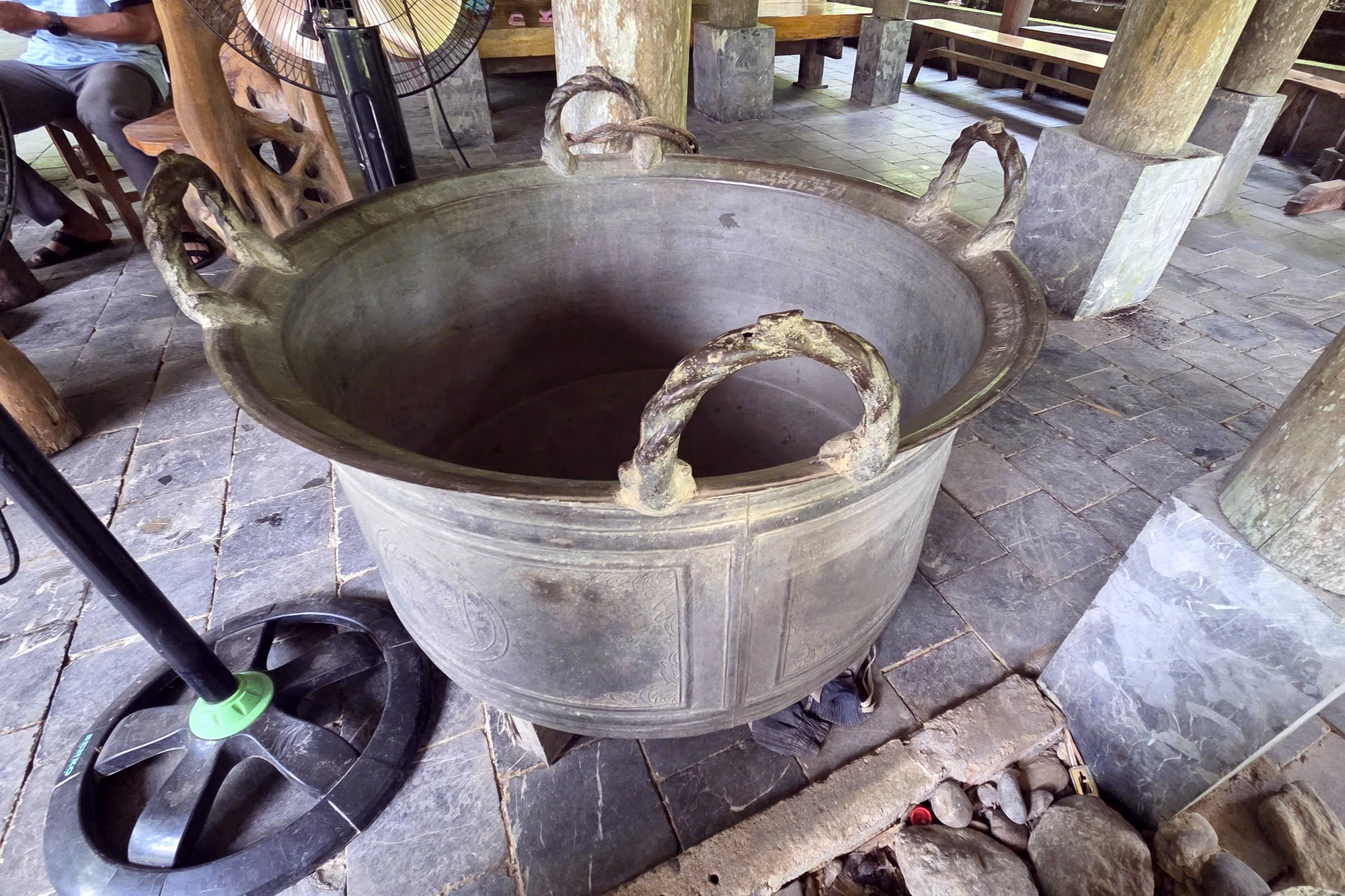 Cận cảnh nồi đồng không bán giá 400 triệu đồng ở Thanh Hóa-1.jpg