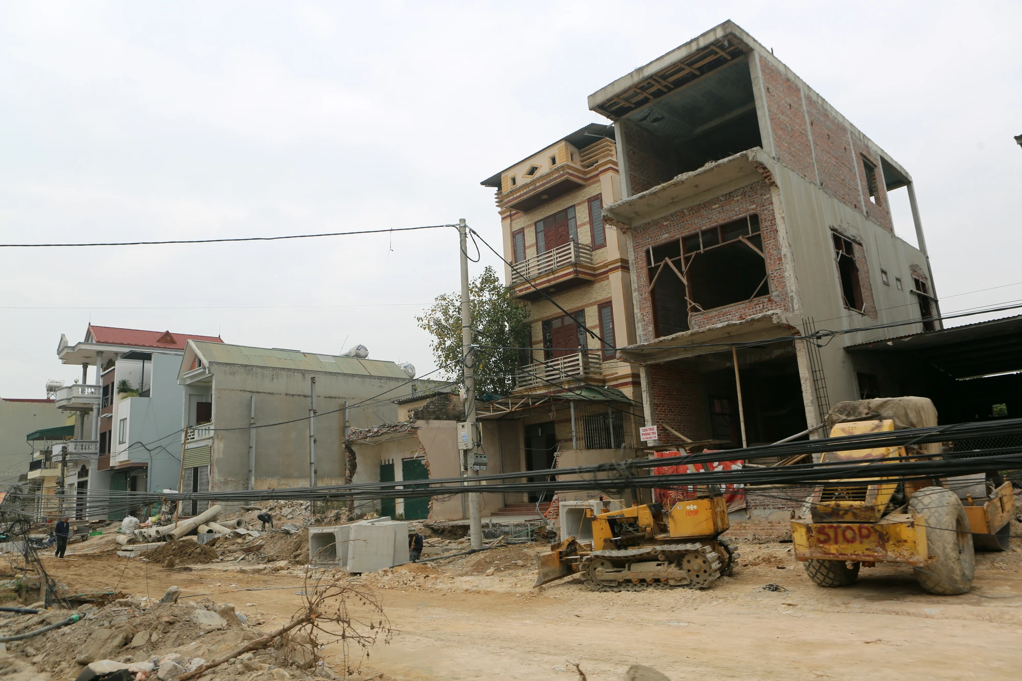 Phá dỡ hàng loạt nhà cao tầng trên đại lộ hơn 1.000 tỉ đồng ở Thanh Hóa-13.JPG