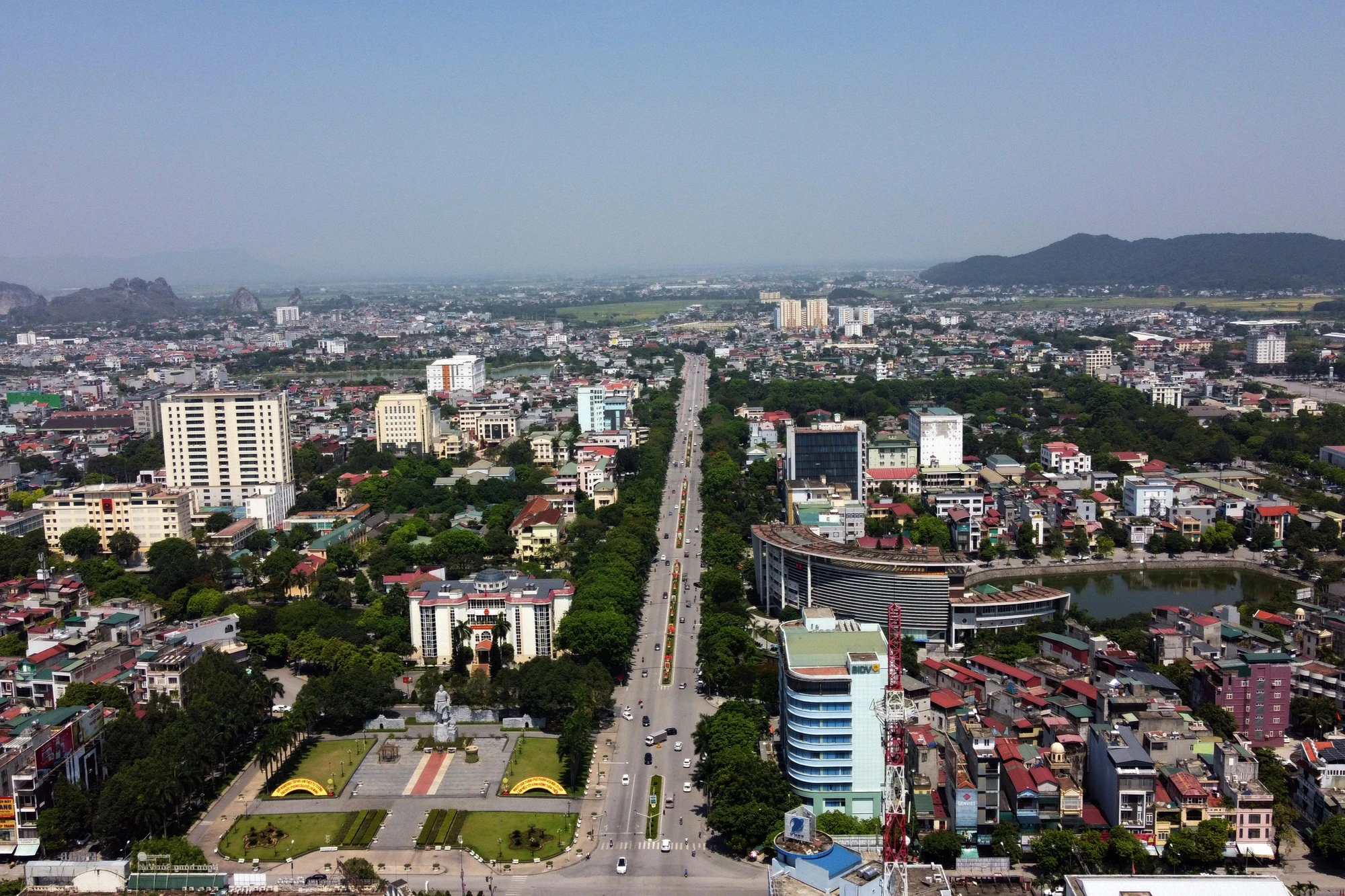 tru-so-bo-hoang-tren-dai-lo-dat-vang-thanh-hoa3-6942.jpg