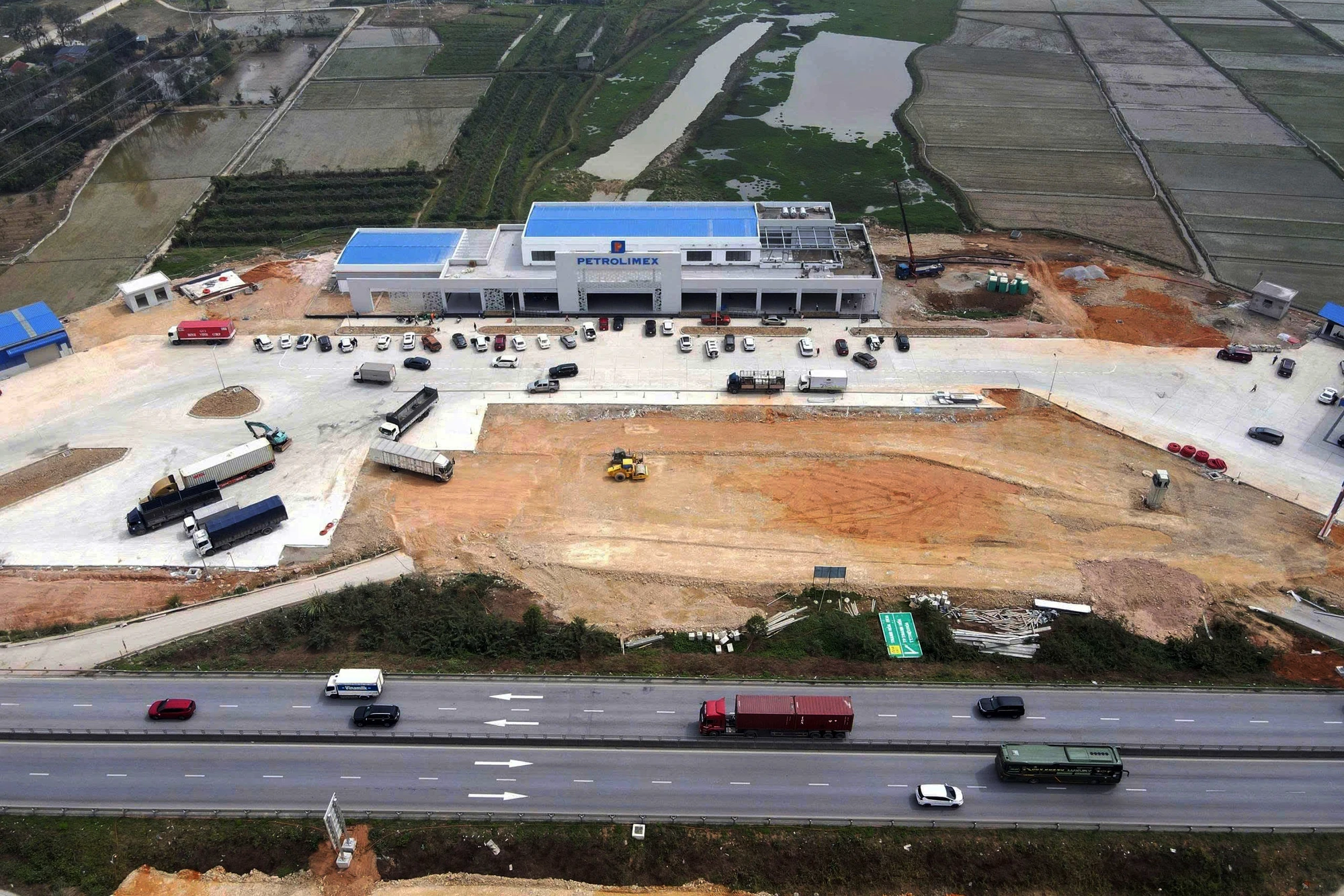 Hiện trạng trạm dừng nghỉ trên cao tốc Mai Sơn – Quốc lộ 45-.jpg