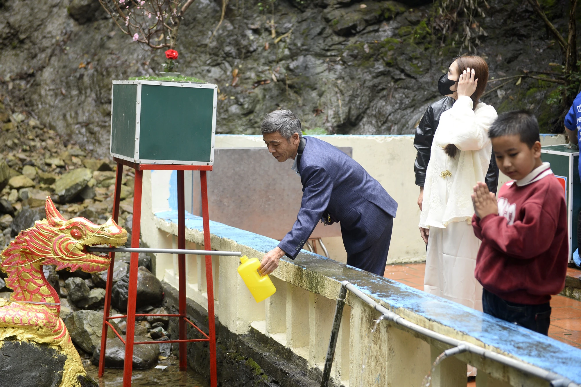 Hàng vạn du khách về Phủ Na xin nước thánh ở con suối dưới đỉnh ngàn Nưa -5.JPG