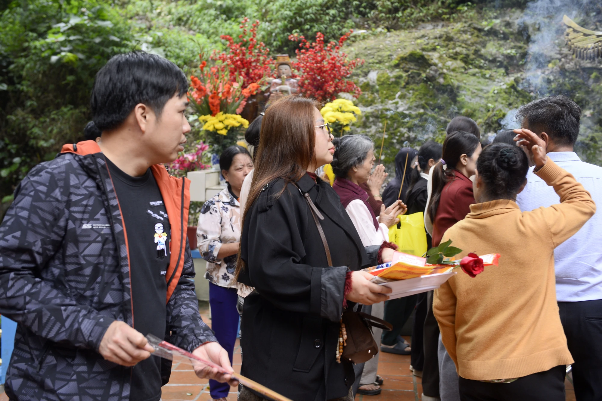 Hàng vạn du khách về Phủ Na xin nước thánh ở con suối dưới đỉnh ngàn Nưa -6.JPG