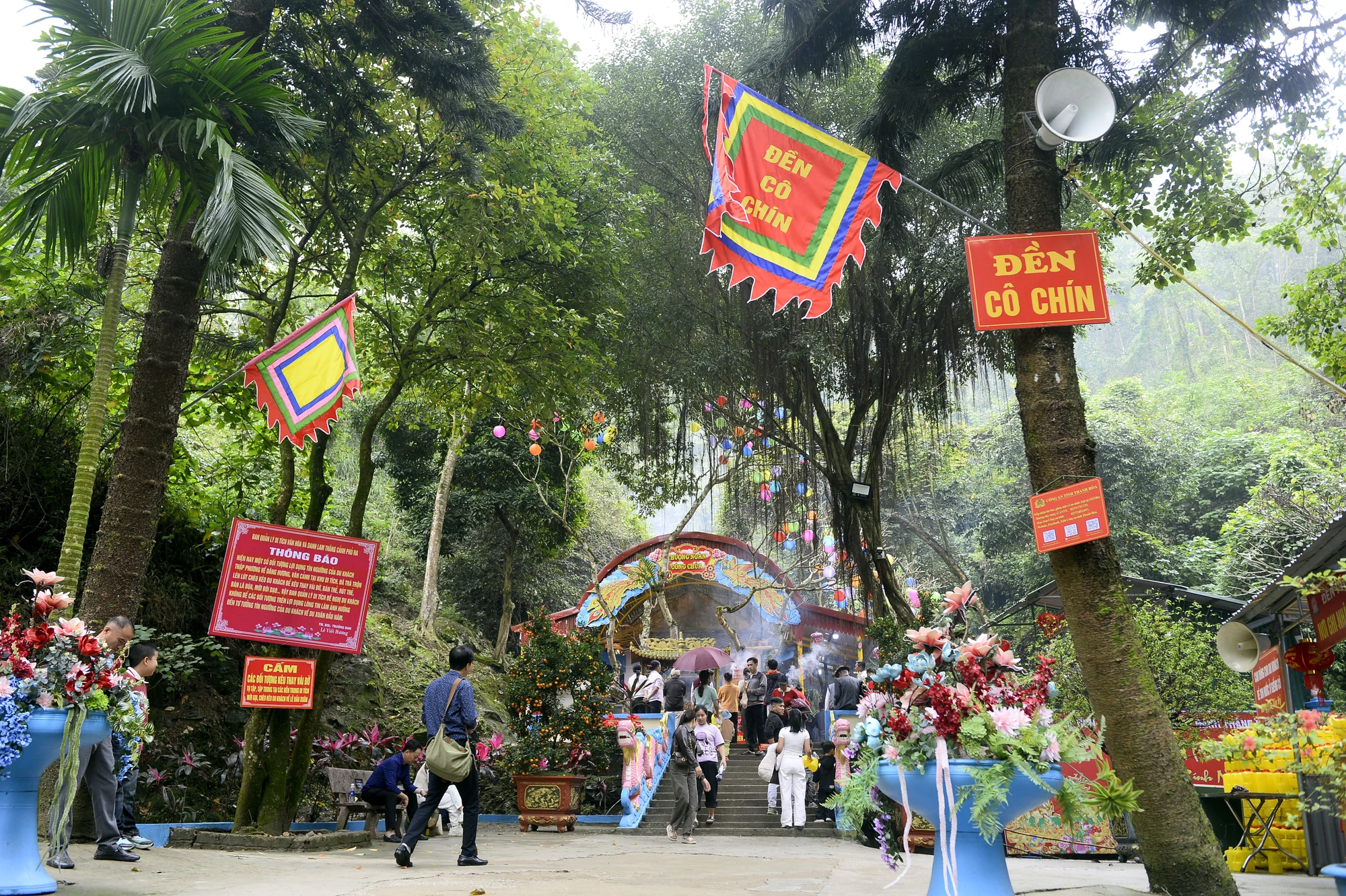 Hàng vạn du khách về Phủ Na xin nước thánh ở con suối dưới đỉnh ngàn Nưa -7.JPG