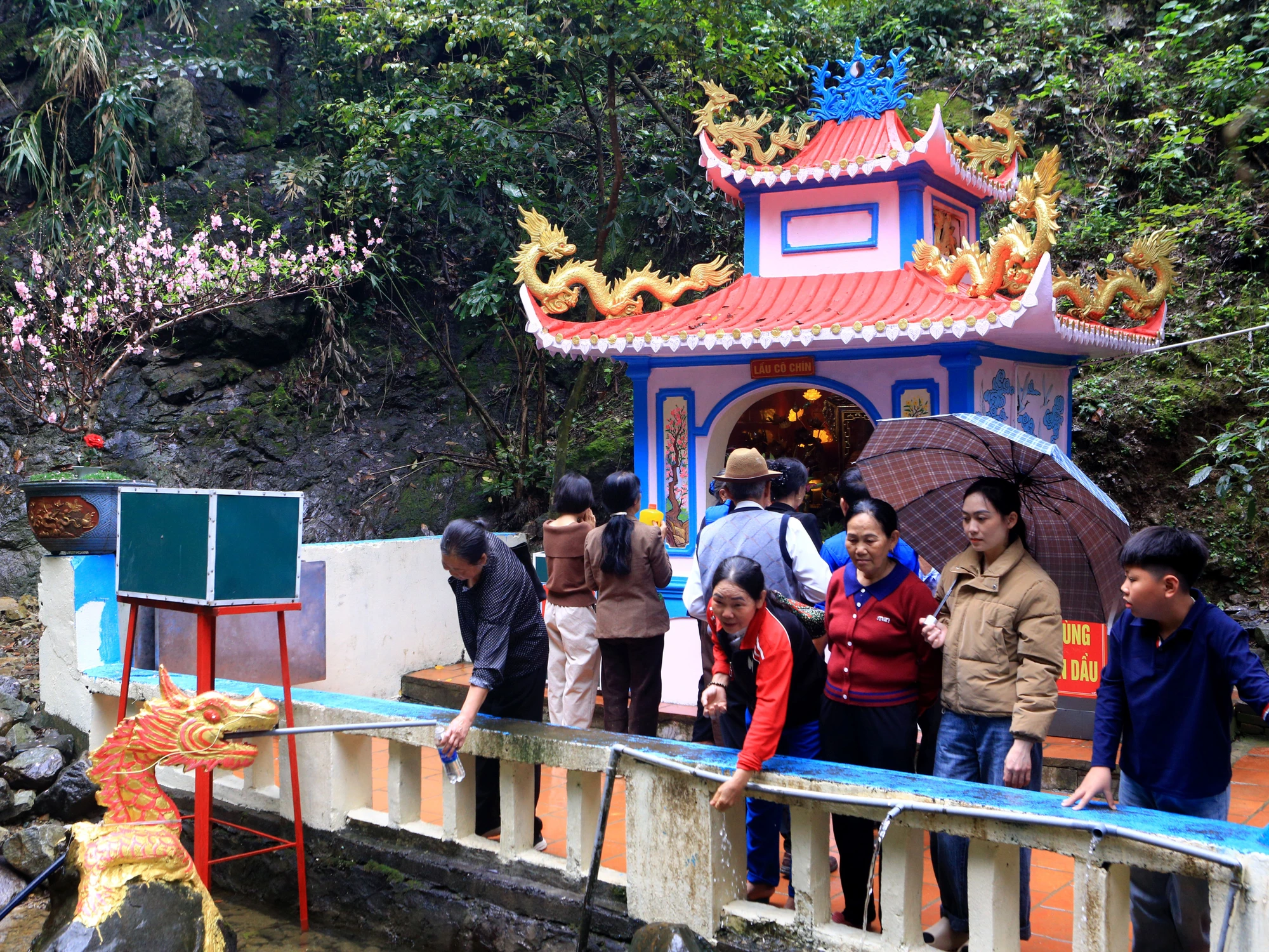 Hàng vạn du khách về Phủ Na xin nước thánh ở con suối dưới đỉnh ngàn Nưa -8.JPG