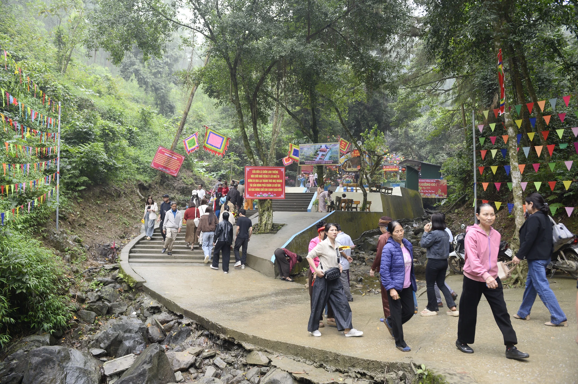 Phủ Na-Thanh Hóa 7.jpg