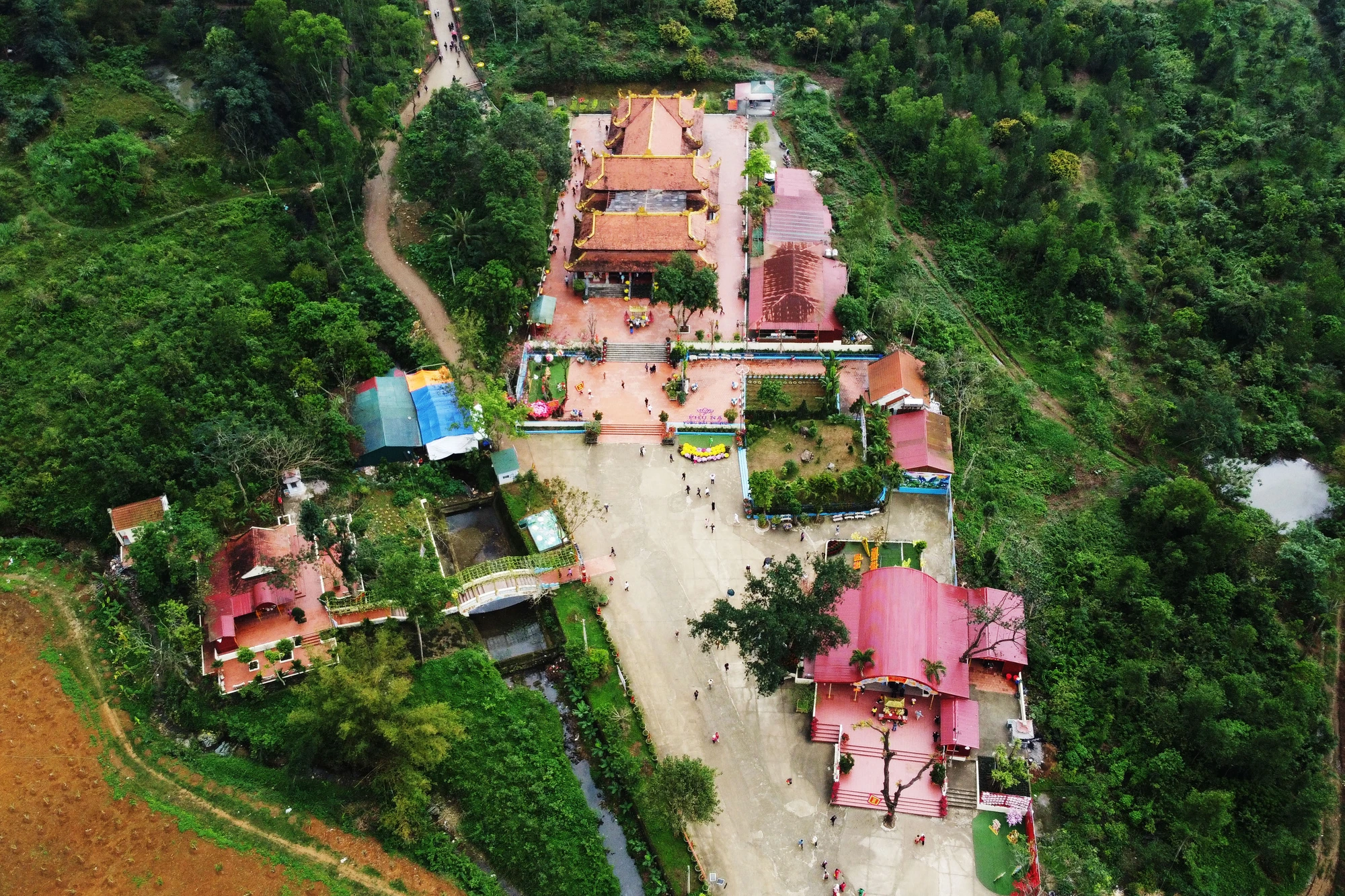 Phủ Na-Thanh Hóa - xin nước thánh 35.jpg