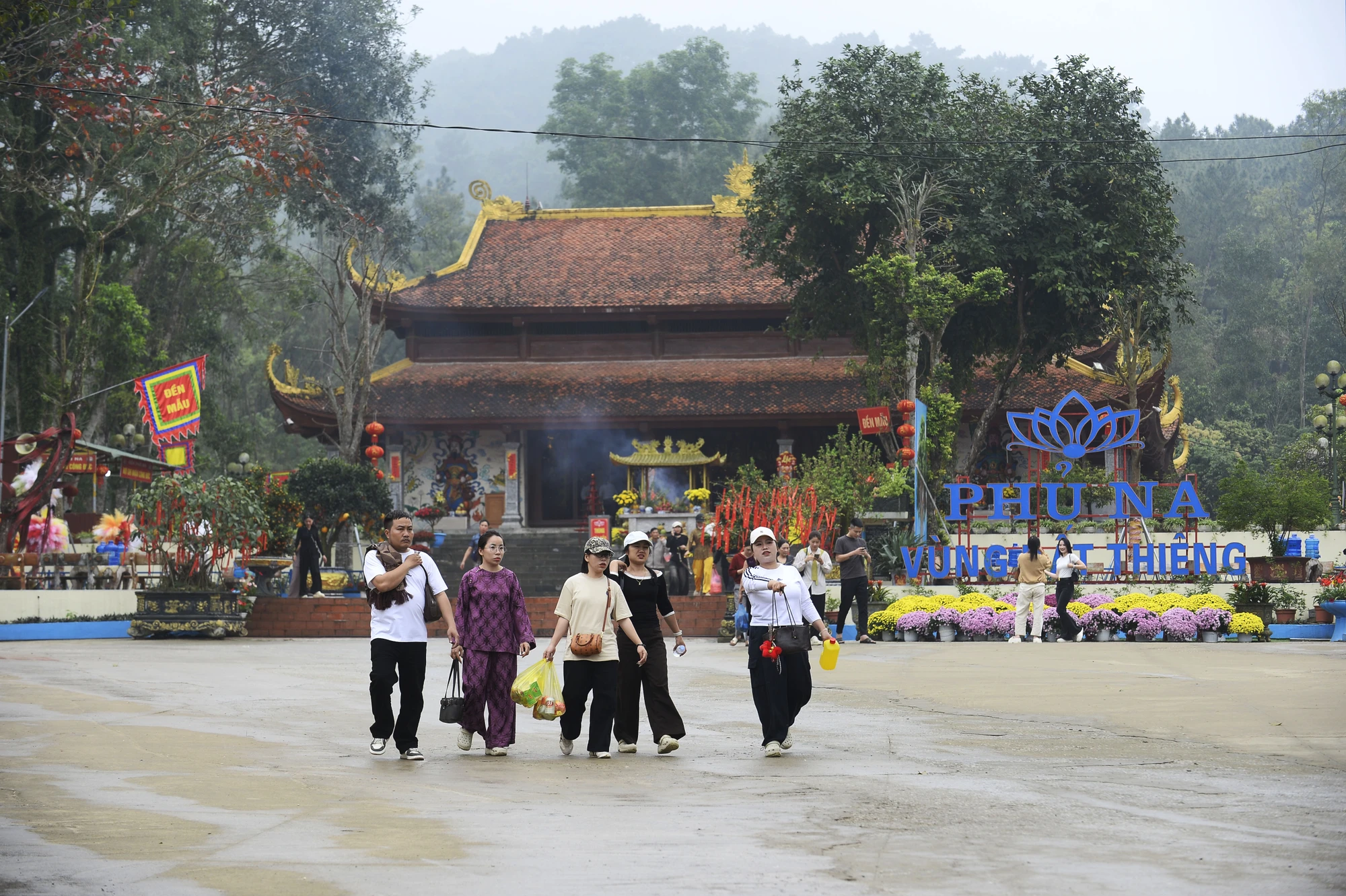 Phủ Na-Thanh Hóa - xin nước thánh6.jpg