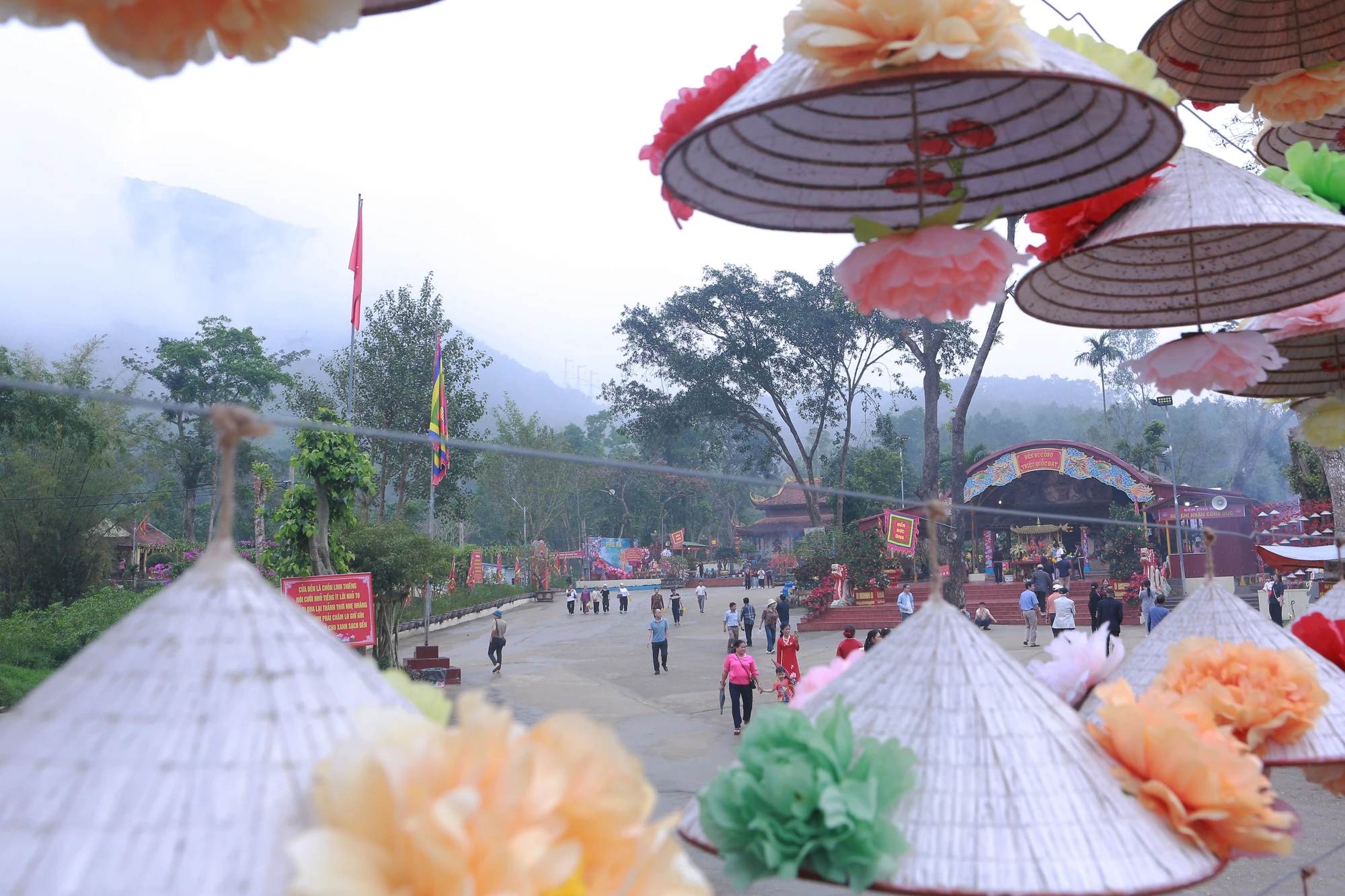 Phủ na xin nước thánh.jpg