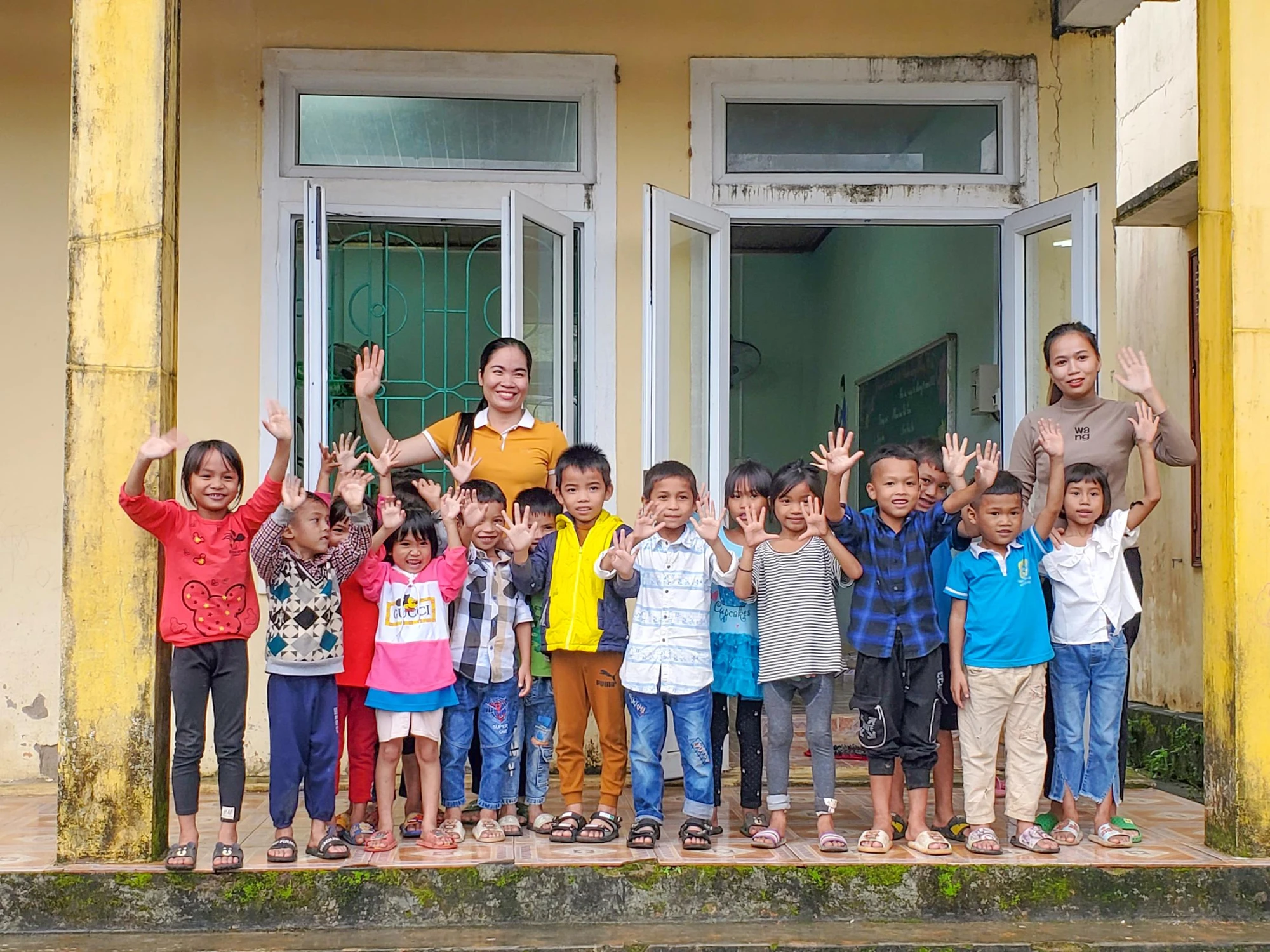 Dù còn nhiều khó khăn, thiếu thốn nhưng các giáo viên cắm bản nơi đây vẫn luôn quyết tâm bám trụ để thực hiện sứ mệnh "trồng người". Ảnh: BT Dù còn nhiều khó khăn, thiếu thốn nhưng các giáo viên cắm bản nơi đây vẫn luôn quyết tâm bám trụ để thực hiện sứ mệnh "trồng người". Ảnh: BT