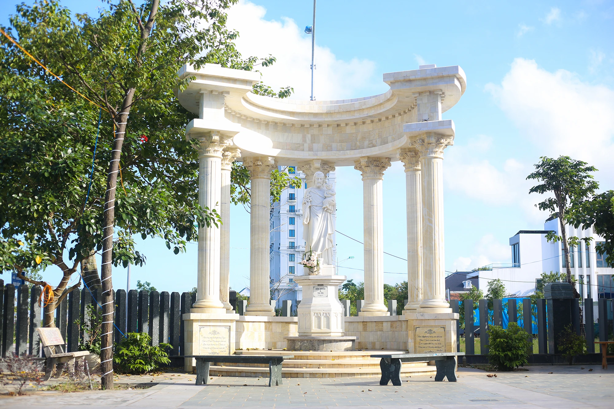 chiem-nguong-nha-tho-duoc-xay-dung-tu-hon-1.000-khoi-da-o-quang-binh (3).JPG