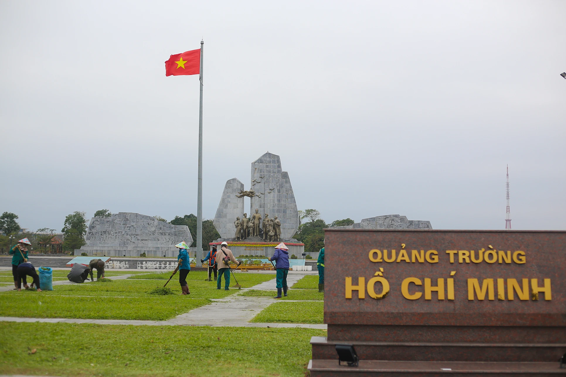 Dao-quat-xuong-pho-ron-rang-khong-khi-tet-o-quang-binh (12).JPG