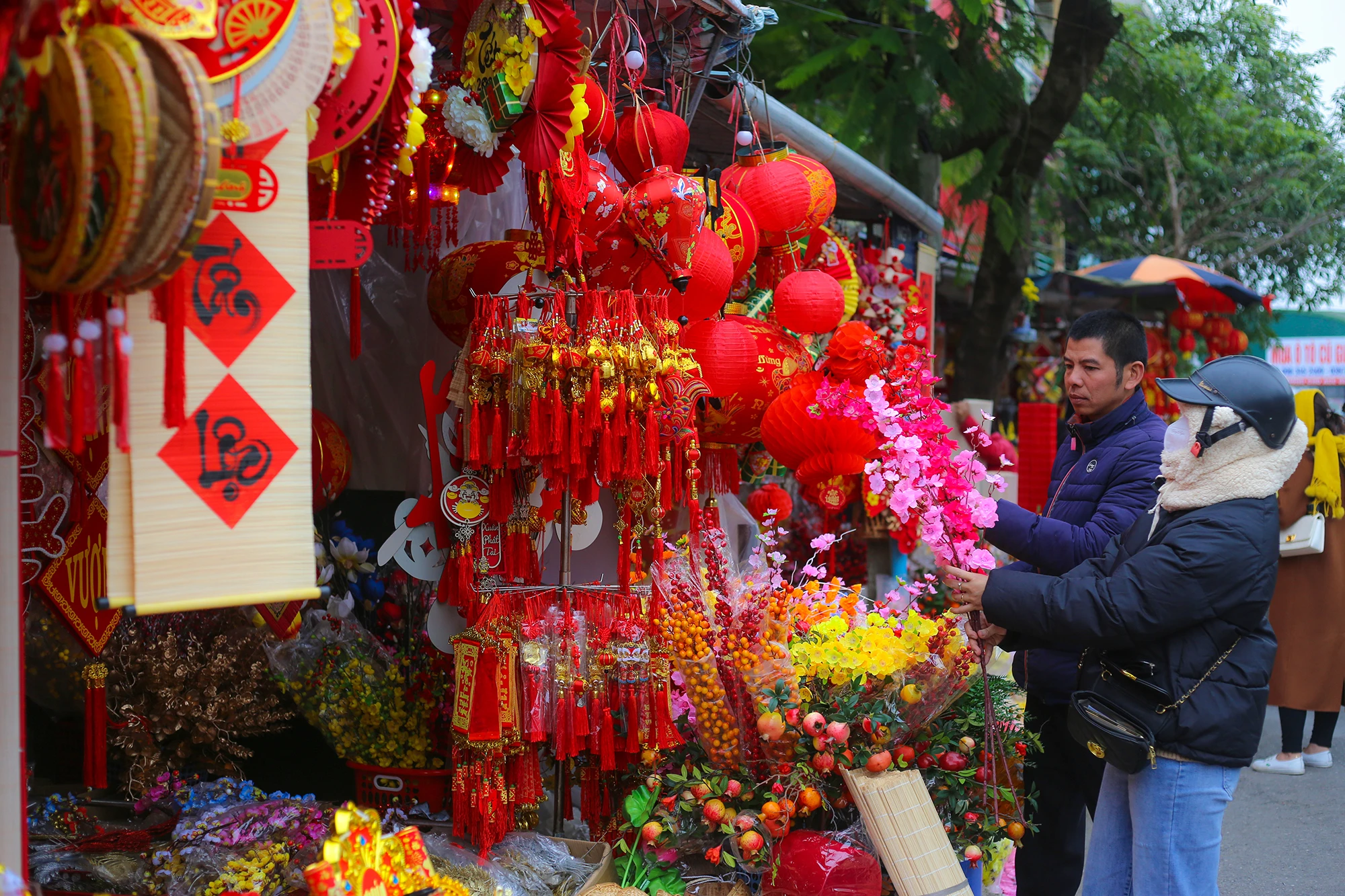 Dao-quat-xuong-pho-ron-rang-khong-khi-tet-o-quang-binh (4).JPG