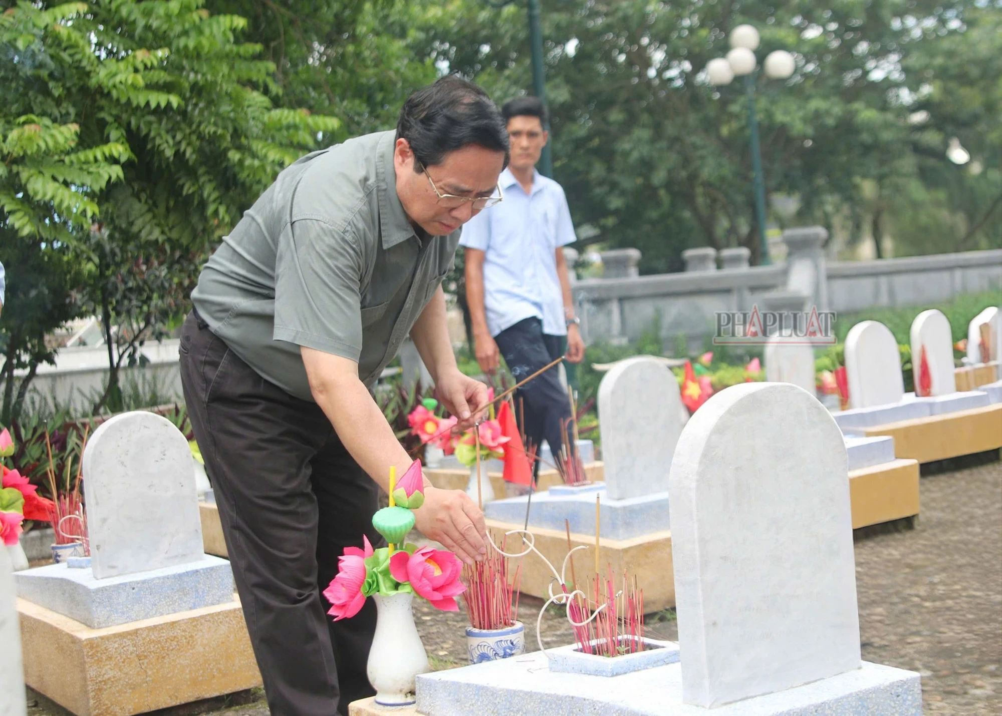 Thủ tướng Phạm Minh Chính dâng hương tưởng niệm các Anh hùng liệt sĩ ở Quảng Trị
