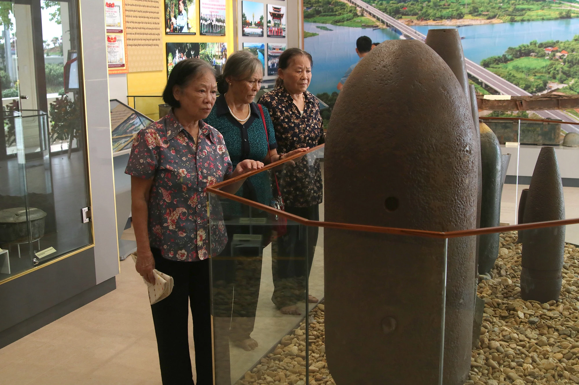 khu-tuong-niem-16-thanh-nien-xung-phong-ben-pha-long-dai (11).JPG