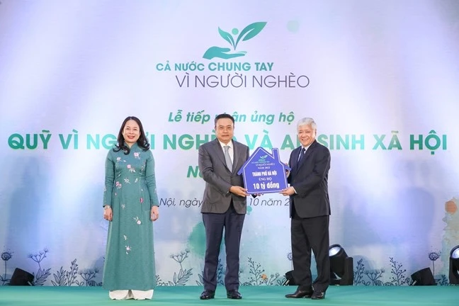 Chủ tịch Uỷ ban Trung ương MTTQ Việt Nam Đỗ Văn Chiến và Phó Chủ tịch nước Võ Thị Ánh Xuân tiếp nhận ủng hộ tại chương trình Cả nước chung tay Vì người nghèo năm 2022.