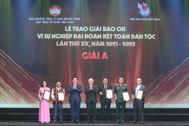 Trưởng ban Tuyên giáo Trung ương Nguyễn Trọng Nghĩa và Chủ tịch Uỷ ban Trung ương MTTQ Việt Nam Đỗ Văn Chiến trao giải A cho các tác giả, nhóm tác giả.