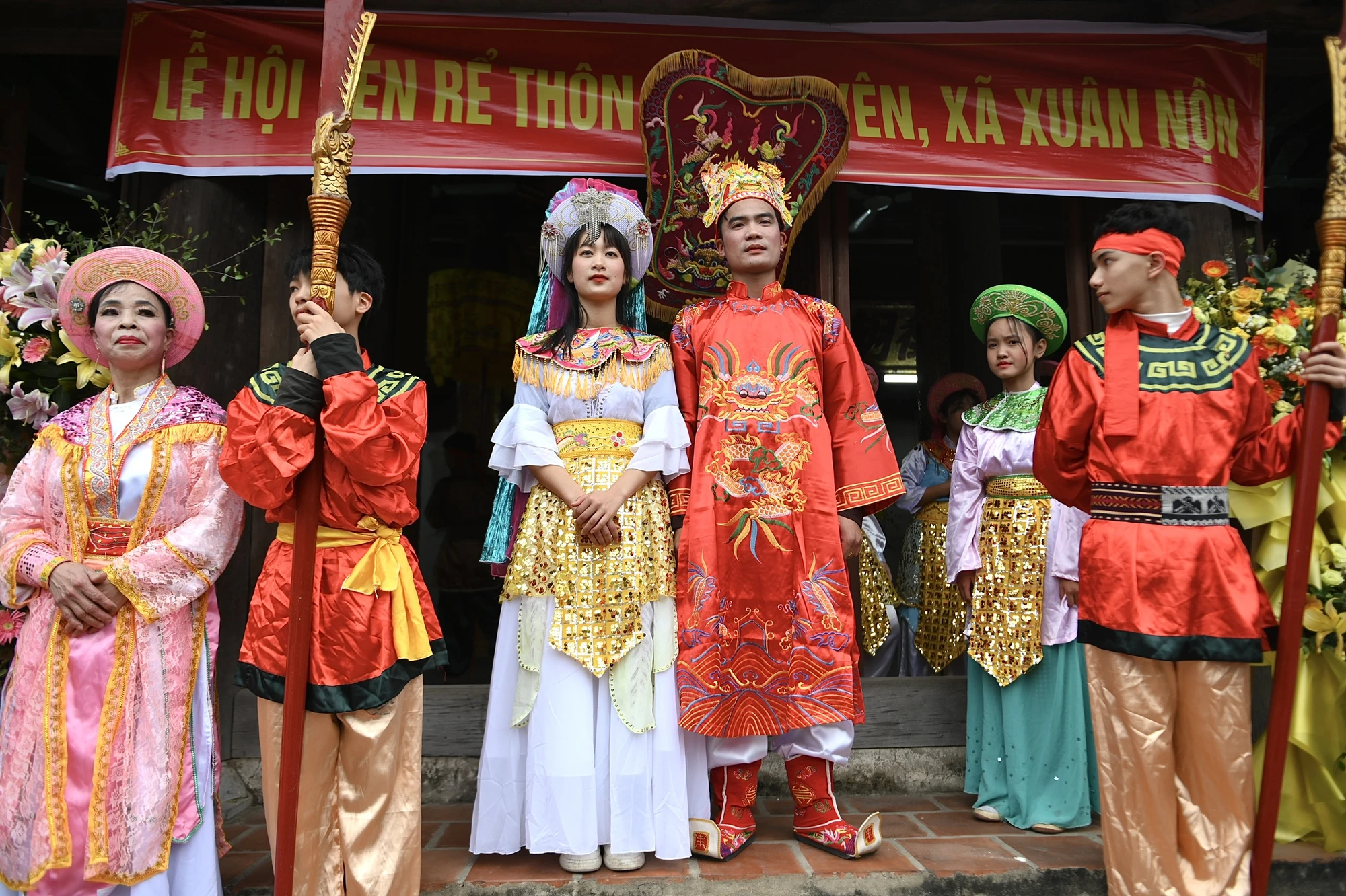 Chiến thắng của lễ hội Kén rể năm nay đã thuộc về Nguyễn Mạnh Hoàn, 27 tuổi (phe Hậu) sau khi xuất sắc vượt qua 3 phần thi. ẢNH: HOÀNG ANH Chiến thắng của lễ hội Kén rể năm nay đã thuộc về Nguyễn Mạnh Hoàn, 27 tuổi (phe Hậu) sau khi xuất sắc vượt qua 3 phần thi. ẢNH: HOÀNG ANH